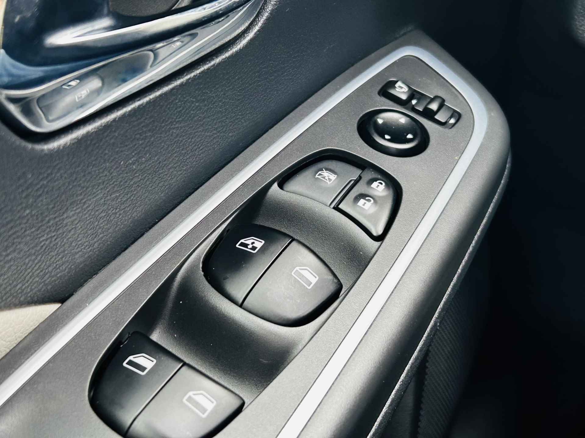 Nissan Micra 1.0 IG-T N-Connecta Automaat Navi , automaat , airco , camera , lm velgen ,cruise , tel. - 14/22