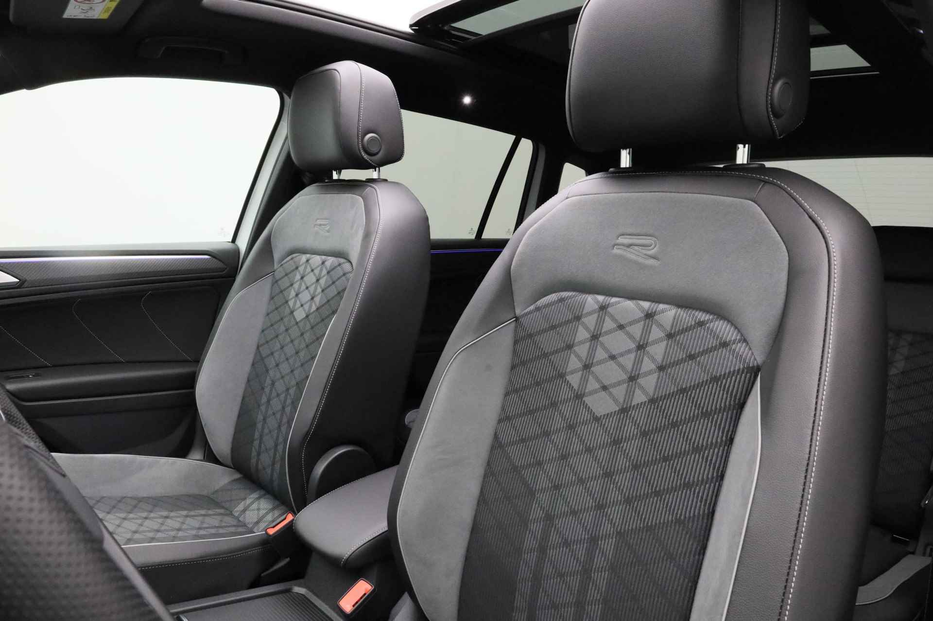Volkswagen Tiguan 2.0 TDI 150PK DSG 4Motion R-Line Black Style | Pano | Trekhaak | DCC | Standkachel | HUD | 20 inch | IQ Light | ACC | Camera - 10/46