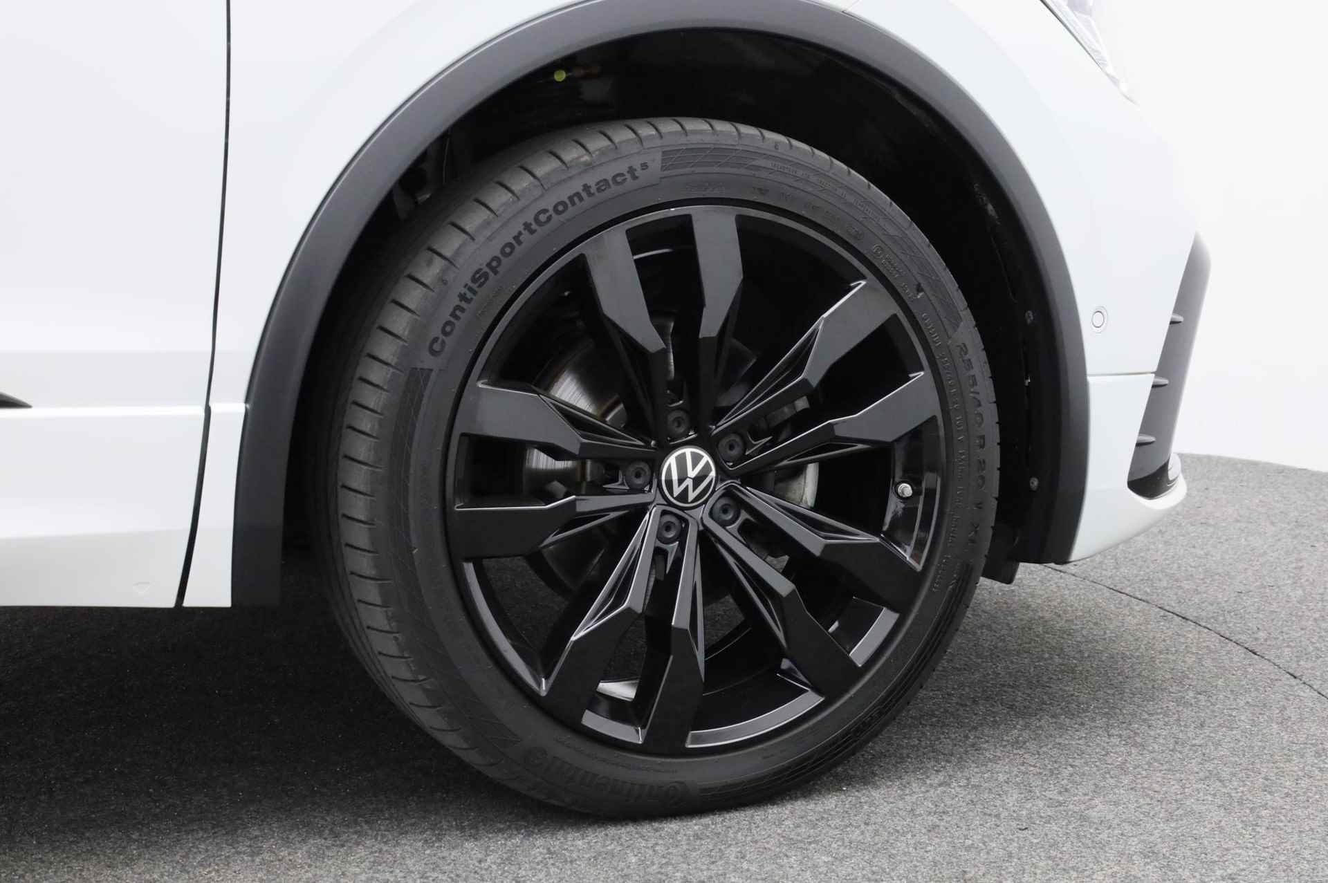 Volkswagen Tiguan 2.0 TDI 150PK DSG 4Motion R-Line Black Style | Pano | Trekhaak | DCC | Standkachel | HUD | 20 inch | IQ Light | ACC | Camera - 18/46