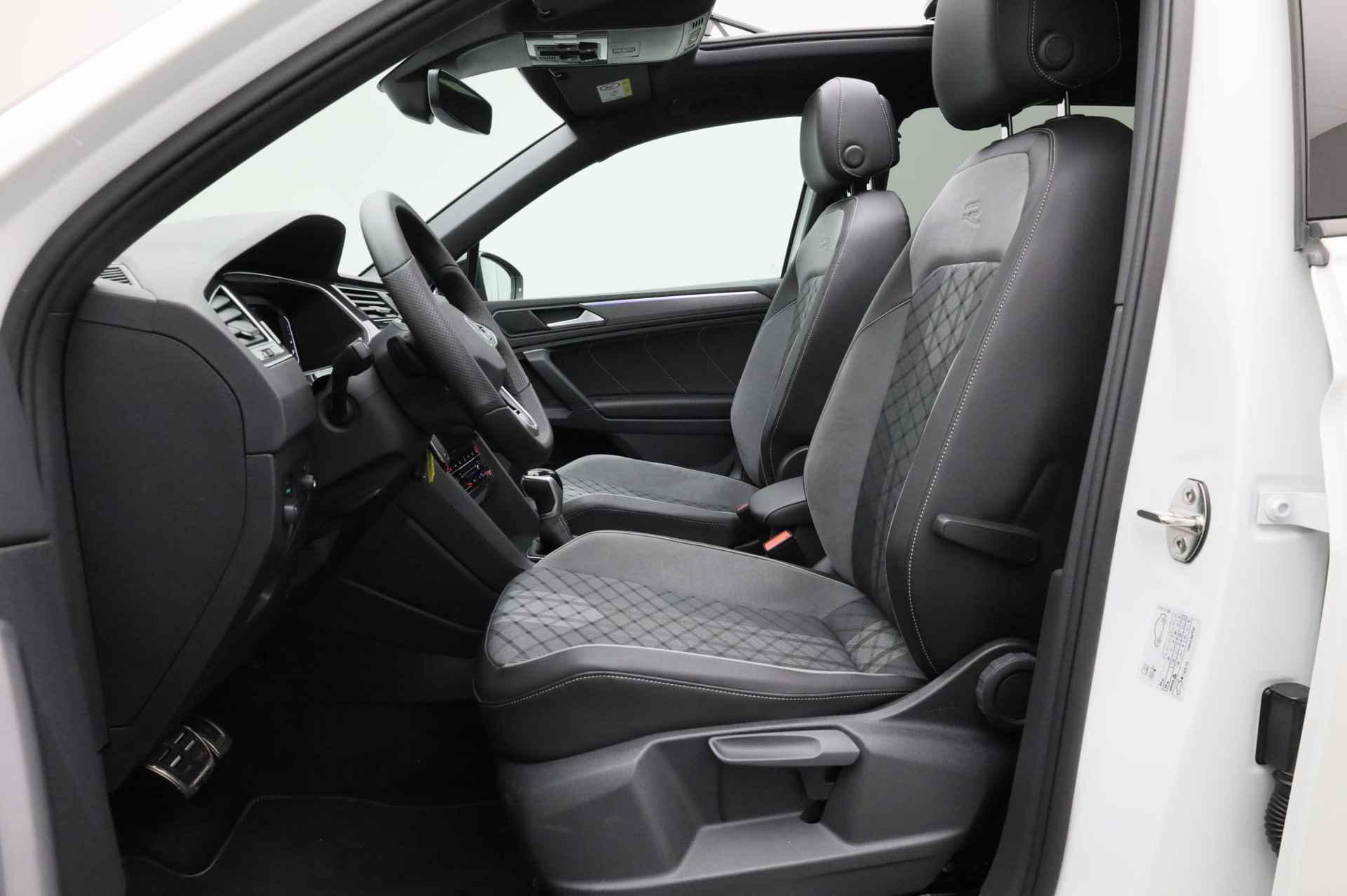 Volkswagen Tiguan 2.0 TDI 150PK DSG 4Motion R-Line Black Style | Pano | Trekhaak | DCC | Standkachel | HUD | 20 inch | IQ Light | ACC | Camera - 26/46