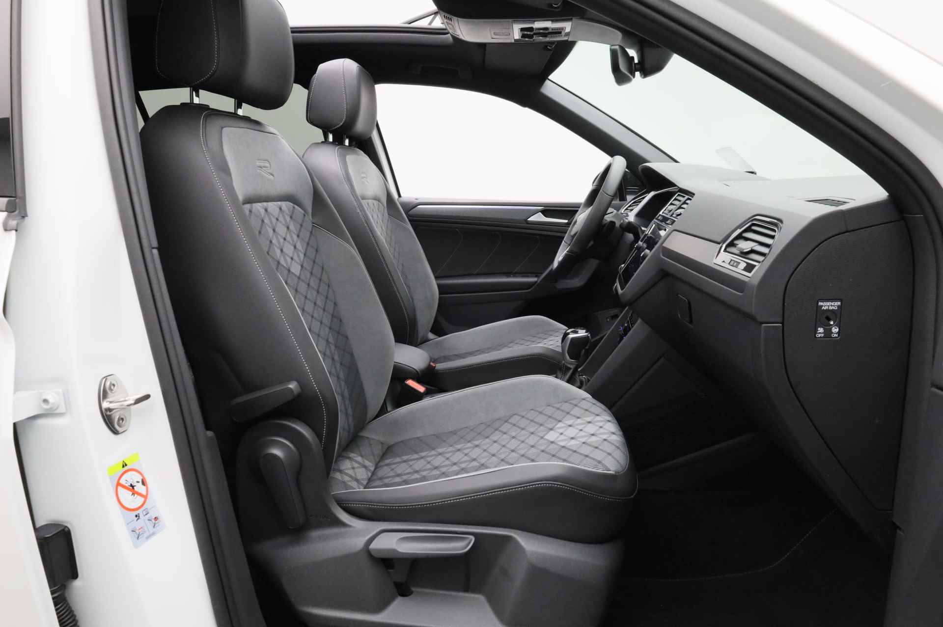Volkswagen Tiguan 2.0 TDI 150PK DSG 4Motion R-Line Black Style | Pano | Trekhaak | DCC | Standkachel | HUD | 20 inch | IQ Light | ACC | Camera - 40/46
