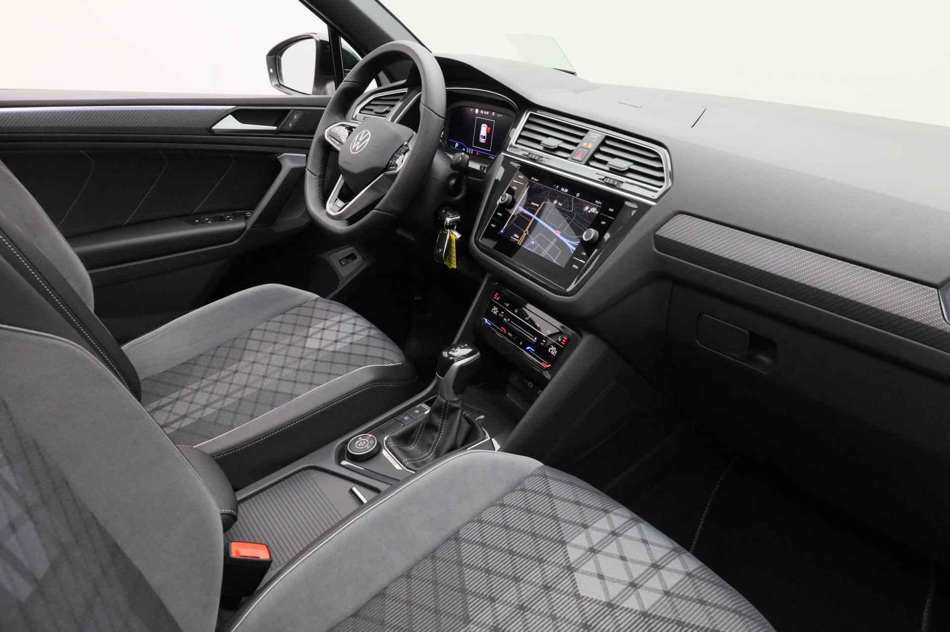 Volkswagen Tiguan 2.0 TDI 150PK DSG 4Motion R-Line Black Style | Pano | Trekhaak | DCC | Standkachel | HUD | 20 inch | IQ Light | ACC | Camera - 41/46