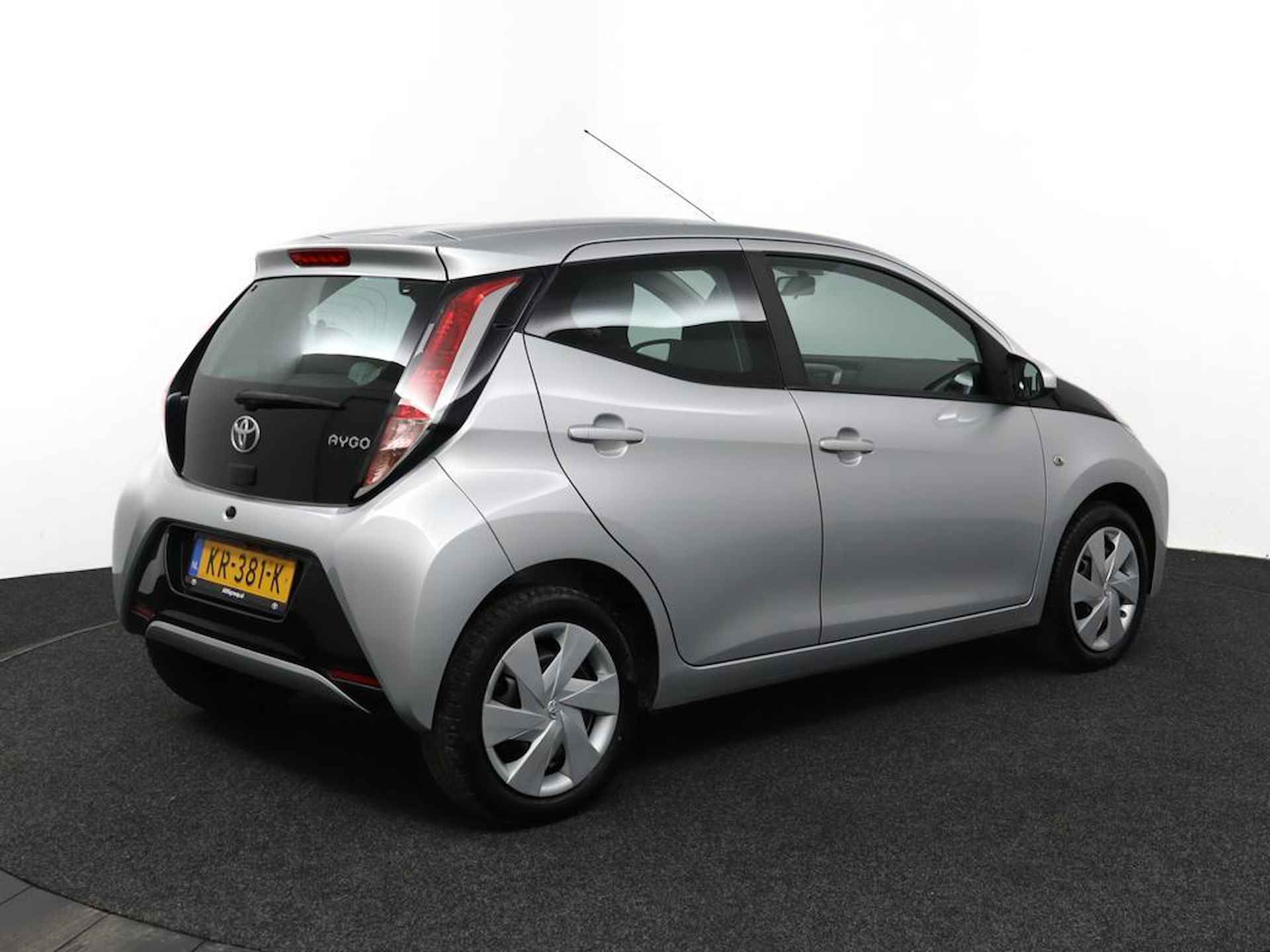 Toyota Aygo 1.0 VVT-i x-play | Airco | Centrale vergrendeling | Bluetooth | Achteruitrijcamera | - 2/49