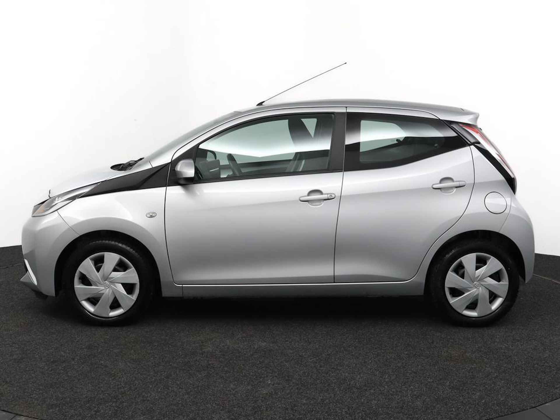 Toyota Aygo 1.0 VVT-i x-play | Airco | Centrale vergrendeling | Bluetooth | Achteruitrijcamera | - 3/49