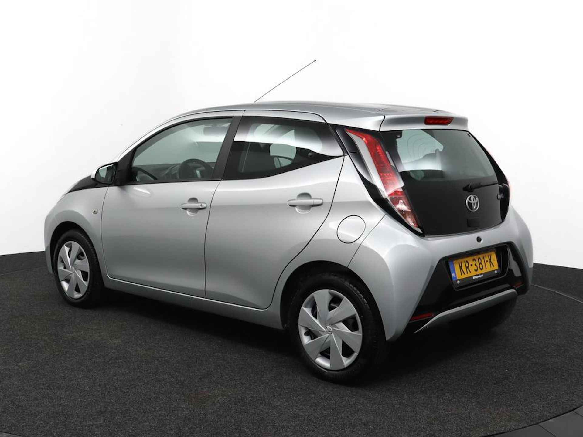 Toyota Aygo 1.0 VVT-i x-play | Airco | Centrale vergrendeling | Bluetooth | Achteruitrijcamera | - 12/49