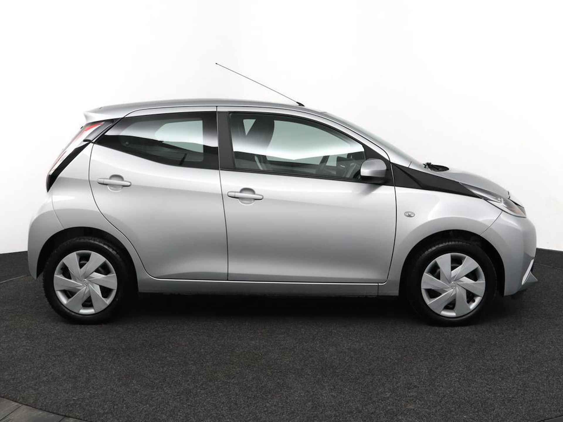 Toyota Aygo 1.0 VVT-i x-play | Airco | Centrale vergrendeling | Bluetooth | Achteruitrijcamera | - 13/49