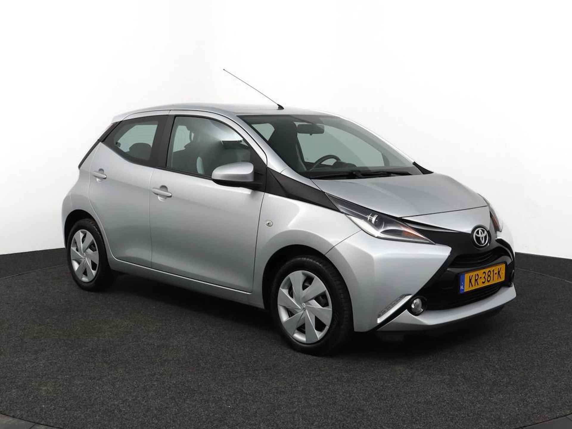 Toyota Aygo 1.0 VVT-i x-play | Airco | Centrale vergrendeling | Bluetooth | Achteruitrijcamera | - 14/49