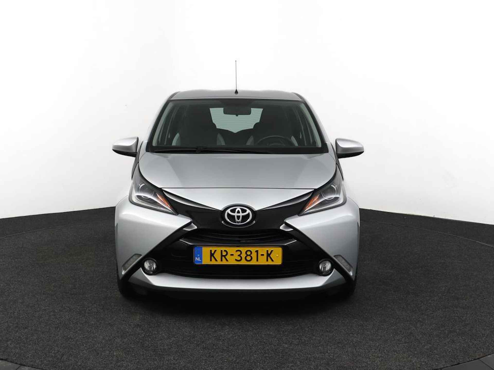 Toyota Aygo 1.0 VVT-i x-play | Airco | Centrale vergrendeling | Bluetooth | Achteruitrijcamera | - 16/49