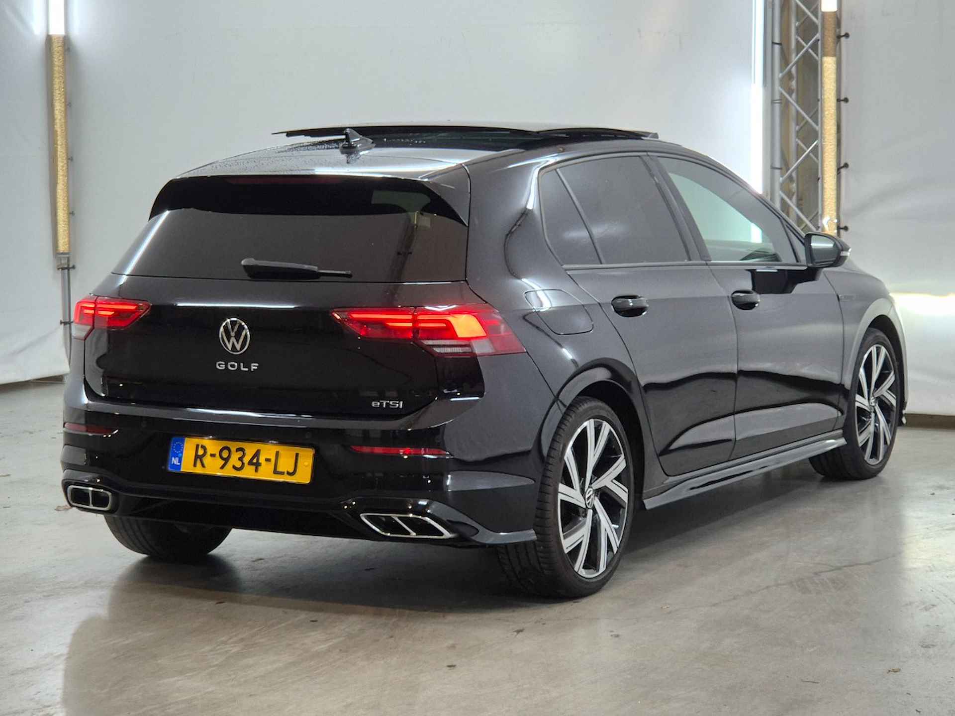 Volkswagen Golf 1.5 eTSI R-Line | Panoramadak | 18 inch | Apple Carplay | Camera - 4/8