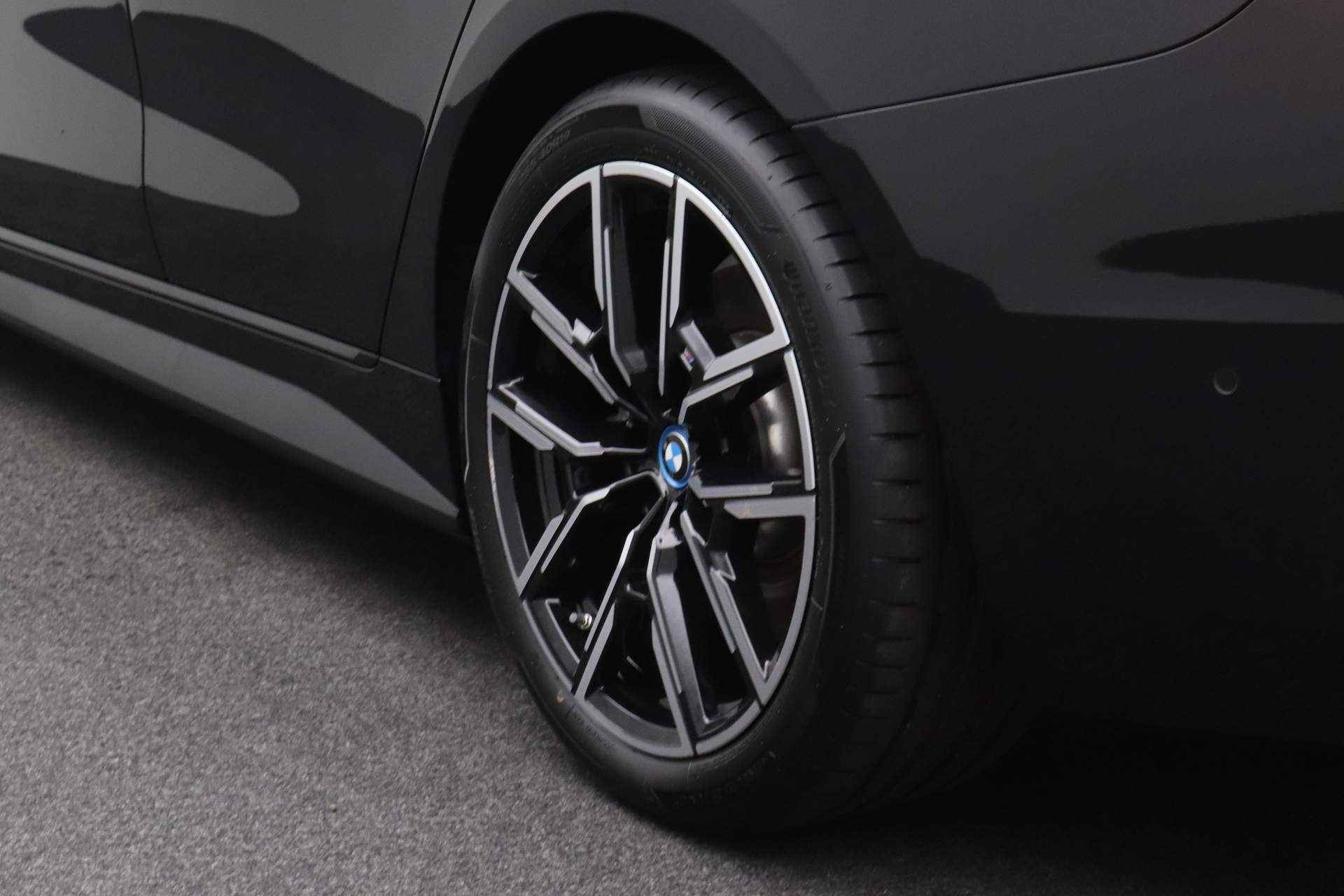 BMW i4 eDrive35 70 kWh | M Sportpakket | 19 inch LM M Y-spaak (styling 859 M)in Bicolor Jet Black uni | Extra getint glas in achterportierruiten en achterruit | Cruise Control | Parking Assistant | BMW Live Cockpit - 5/25