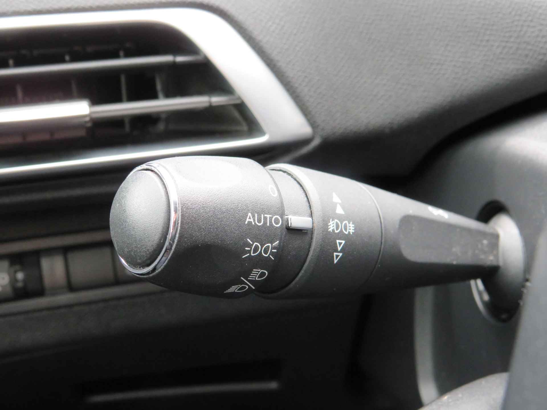 Peugeot 5008 1.2 PureTech Allure 7-Persoons | Clima-Airco | Navigatie | Trekhaak | Incl. BOVAG Garantie | Bluetooth | Keyless Entry | - 30/42