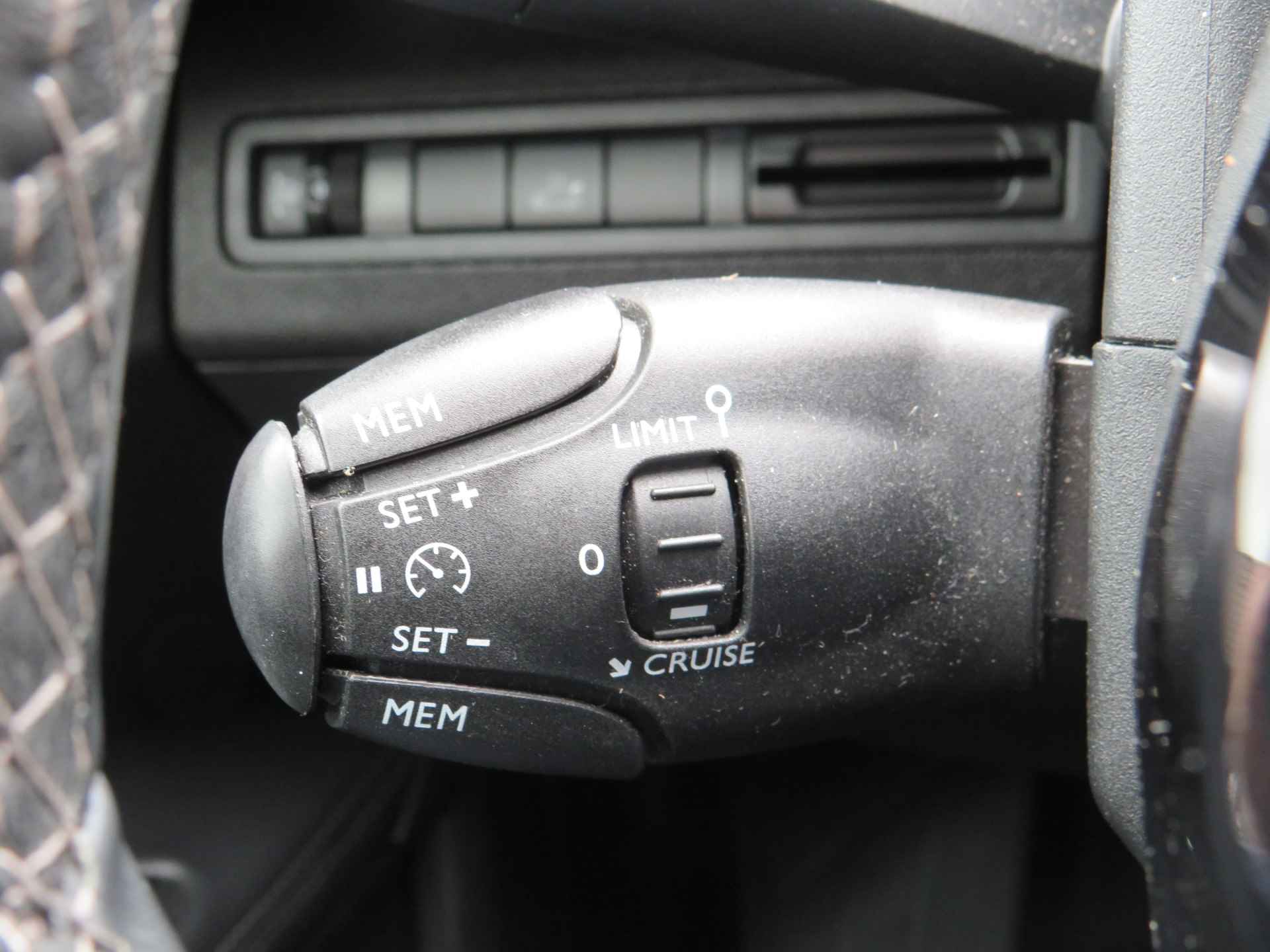 Peugeot 5008 1.2 PureTech Allure 7-Persoons | Clima-Airco | Navigatie | Trekhaak | Incl. BOVAG Garantie | Bluetooth | Keyless Entry | - 31/42