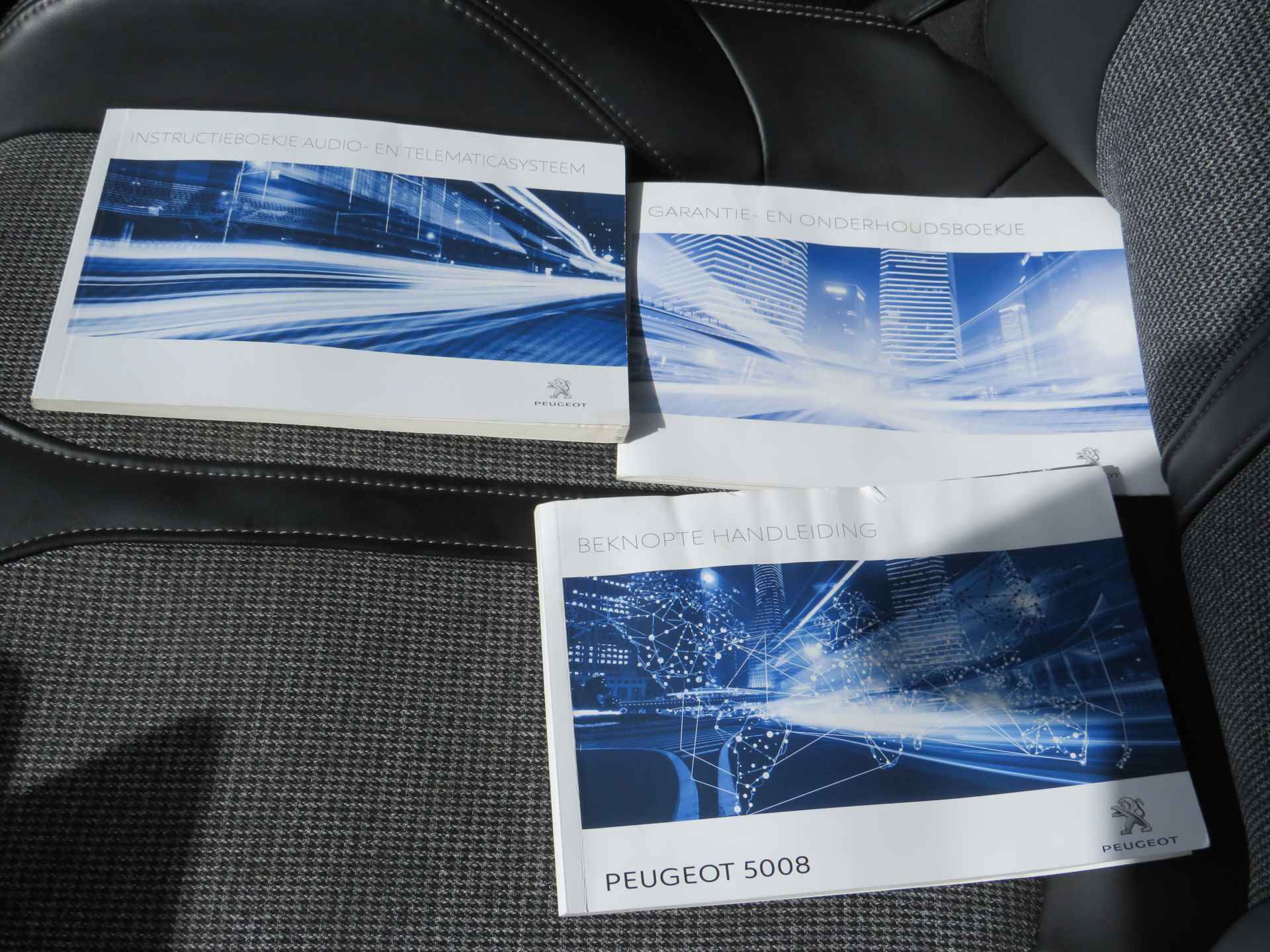 Peugeot 5008 1.2 PureTech Allure 7-Persoons | Clima-Airco | Navigatie | Trekhaak | Incl. BOVAG Garantie | Bluetooth | Keyless Entry | - 37/42