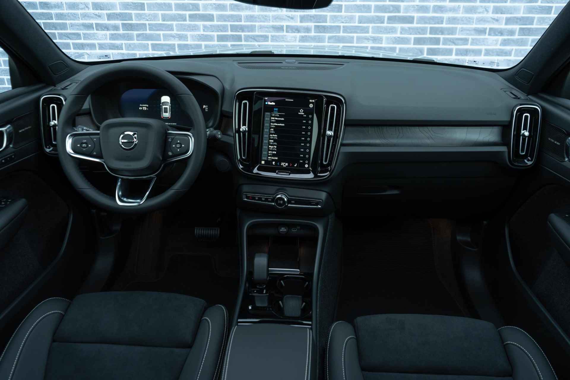 Volvo XC40 Single Motor Extended Range Ultimate | UIT VOORRAAD LEVERBAAR | Google | Schuif-/Kanteldak | Getint Glas | 360 Camera | Adaptieve Cruise | Warmtepomp | Keyless | Memory | Elek. Achterklep | 19" LM - 5/20