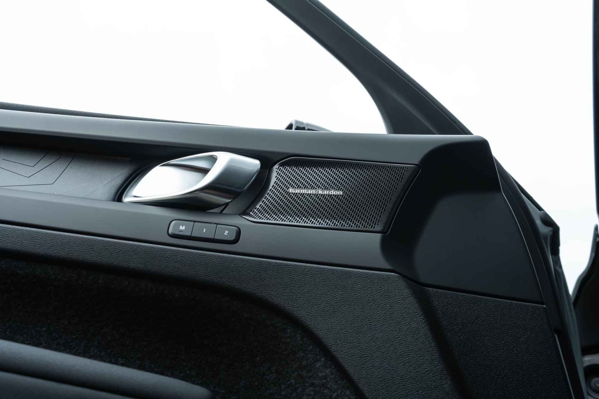 Volvo XC40 Single Motor Extended Range Ultimate | UIT VOORRAAD LEVERBAAR | Google | Schuif-/Kanteldak | Getint Glas | 360 Camera | Adaptieve Cruise | Warmtepomp | Keyless | Memory | Elek. Achterklep | 19" LM - 8/20