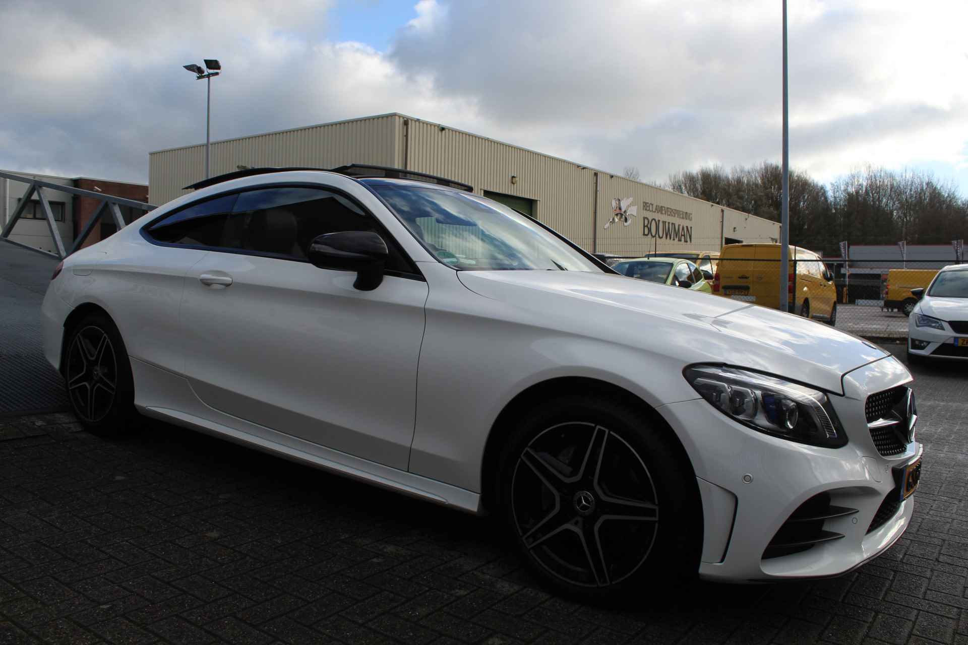 Mercedes-Benz C-Klasse Coupé 200 AMG Line Night Edition NIEUW MODEL Automaat Panoramadak/Sfeerverlichting/Apple Carplay/Achteruitrijcamera/Stoelverwarm - 9/25