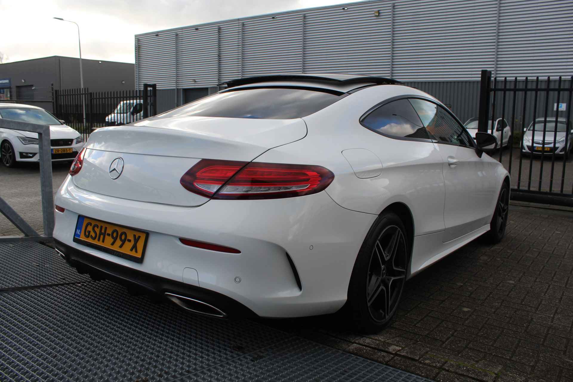 Mercedes-Benz C-Klasse Coupé 200 AMG Line Night Edition NIEUW MODEL Automaat Panoramadak/Sfeerverlichting/Apple Carplay/Achteruitrijcamera/Stoelverwarm - 10/25