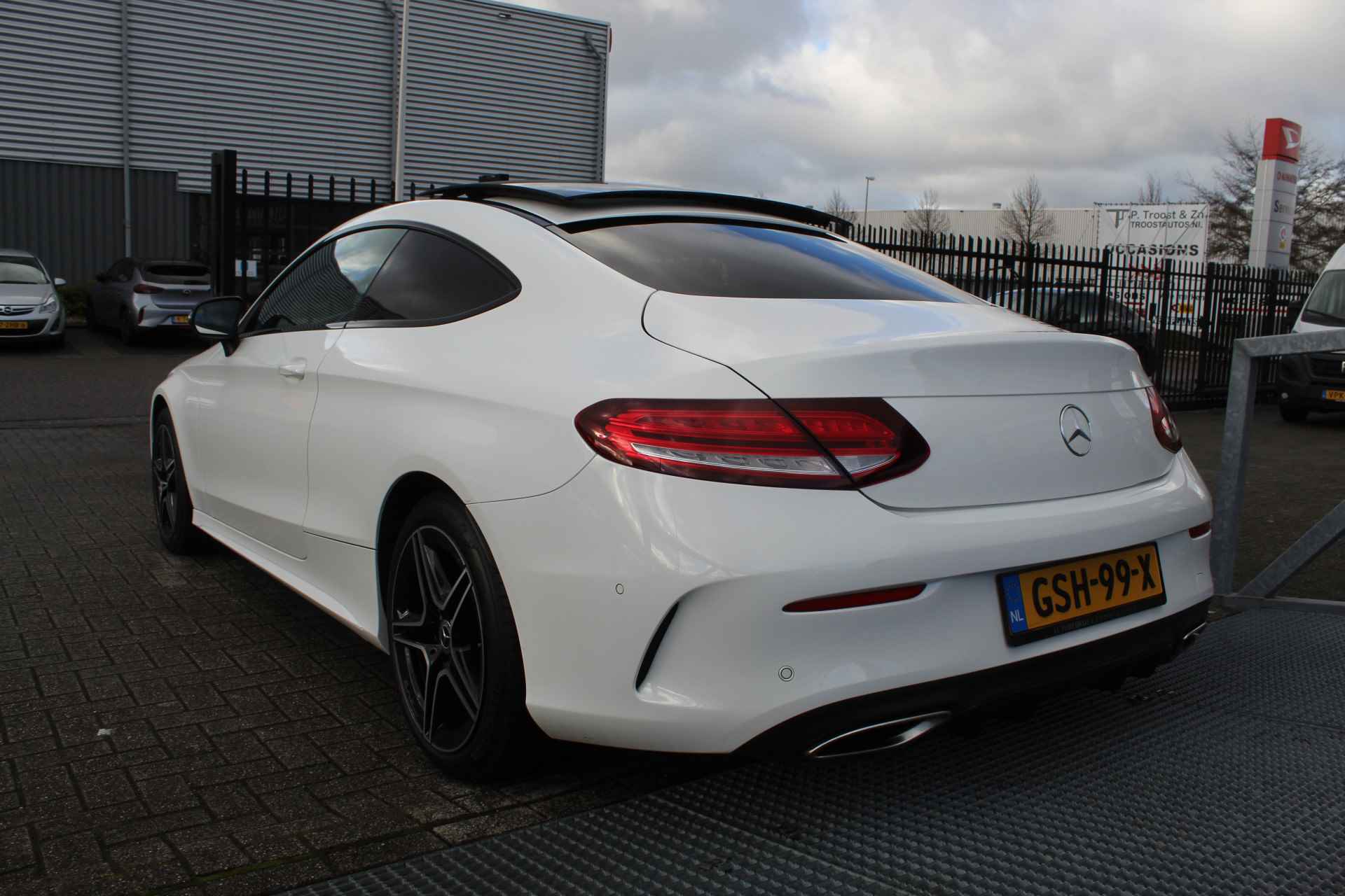 Mercedes-Benz C-Klasse Coupé 200 AMG Line Night Edition NIEUW MODEL Automaat Panoramadak/Sfeerverlichting/Apple Carplay/Achteruitrijcamera/Stoelverwarm - 12/25