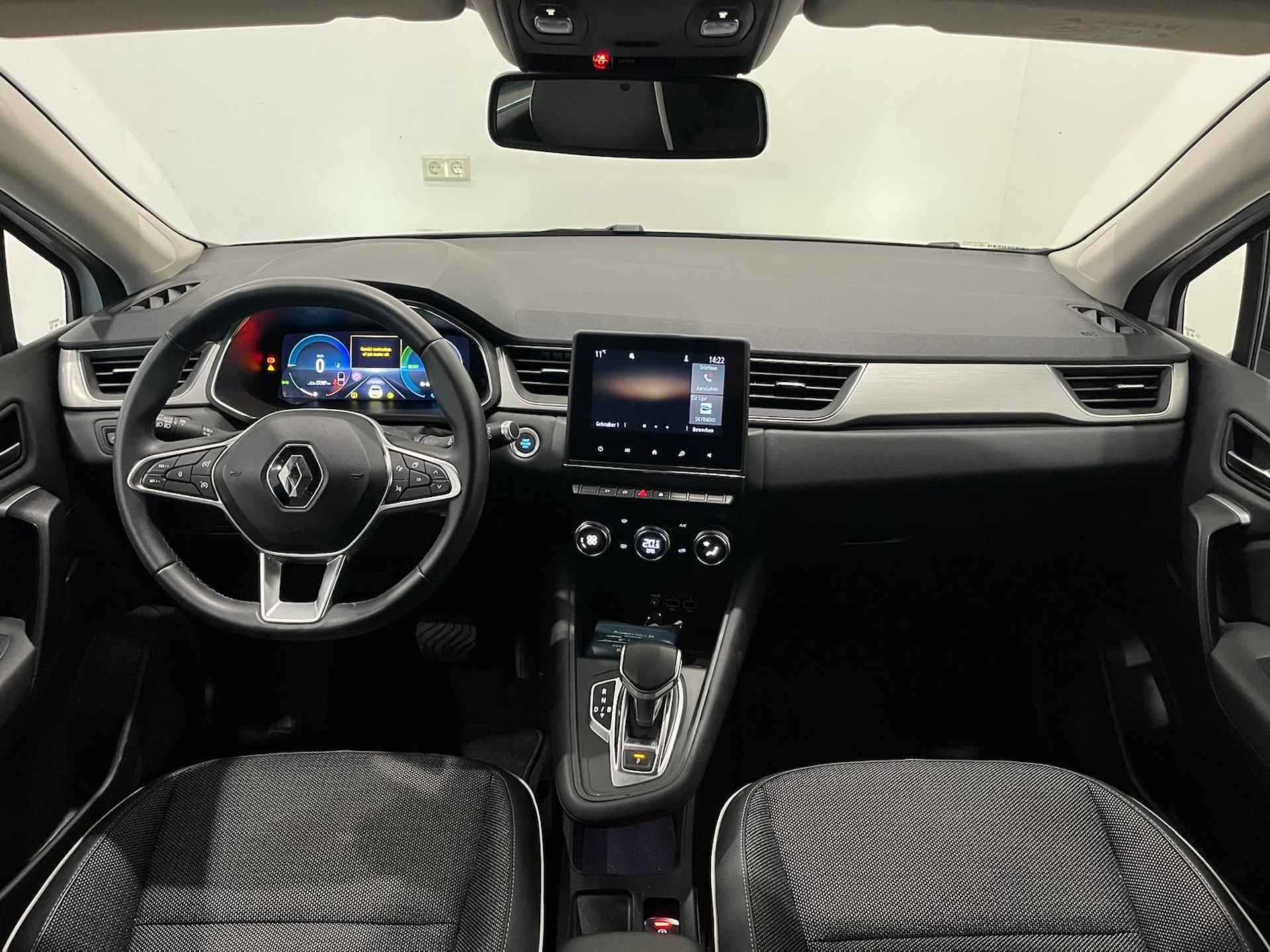 Renault Captur 1.6 E-Tech Plug-in Hybrid 160 Intens | Navi | Clima | Cruise | LM velgen 18" | Apple Carplay/Android Auto - 3/35