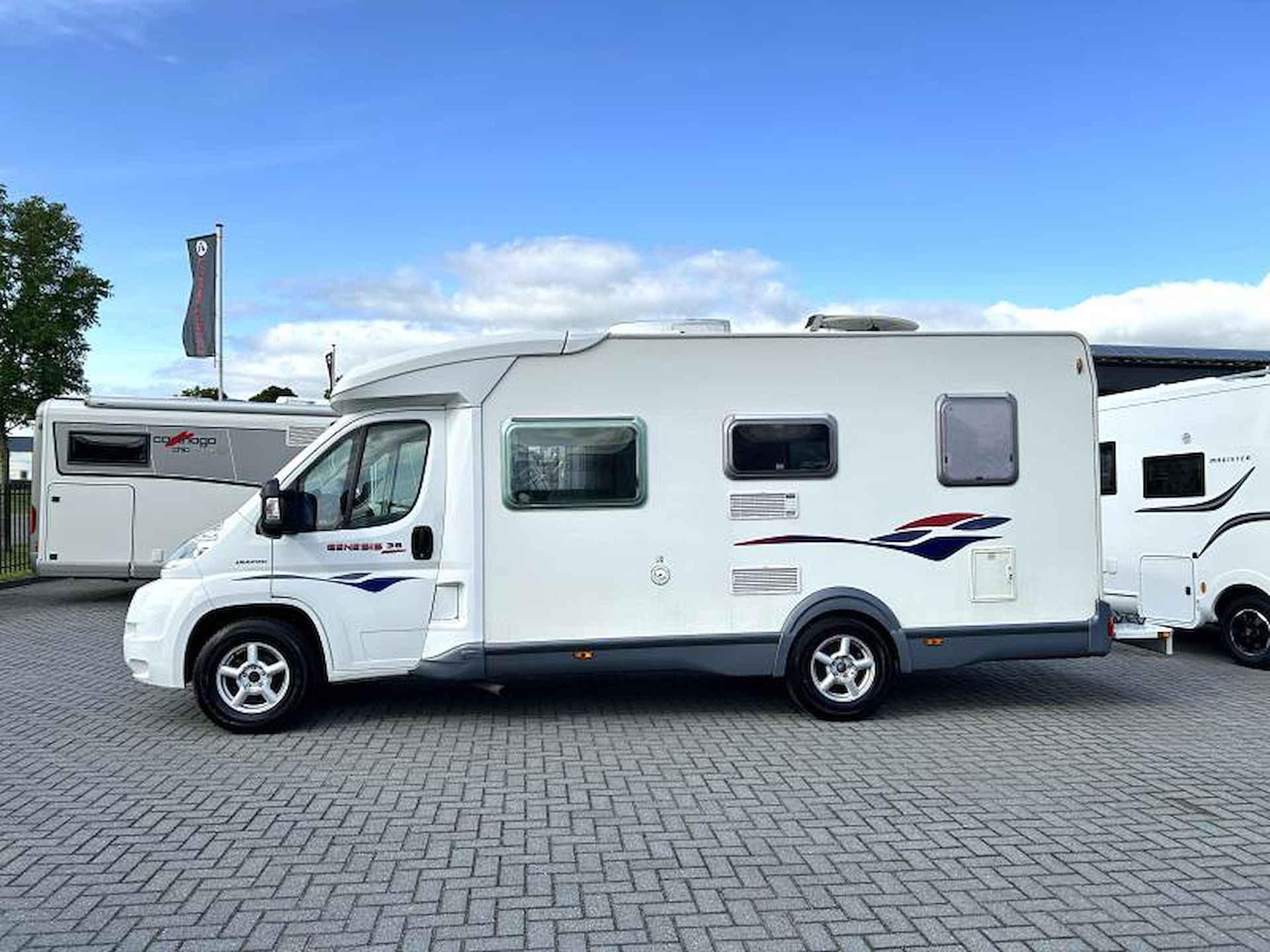 Challenger Genesis 38 vastbed/2xAirco/Euro-4 - 6/23