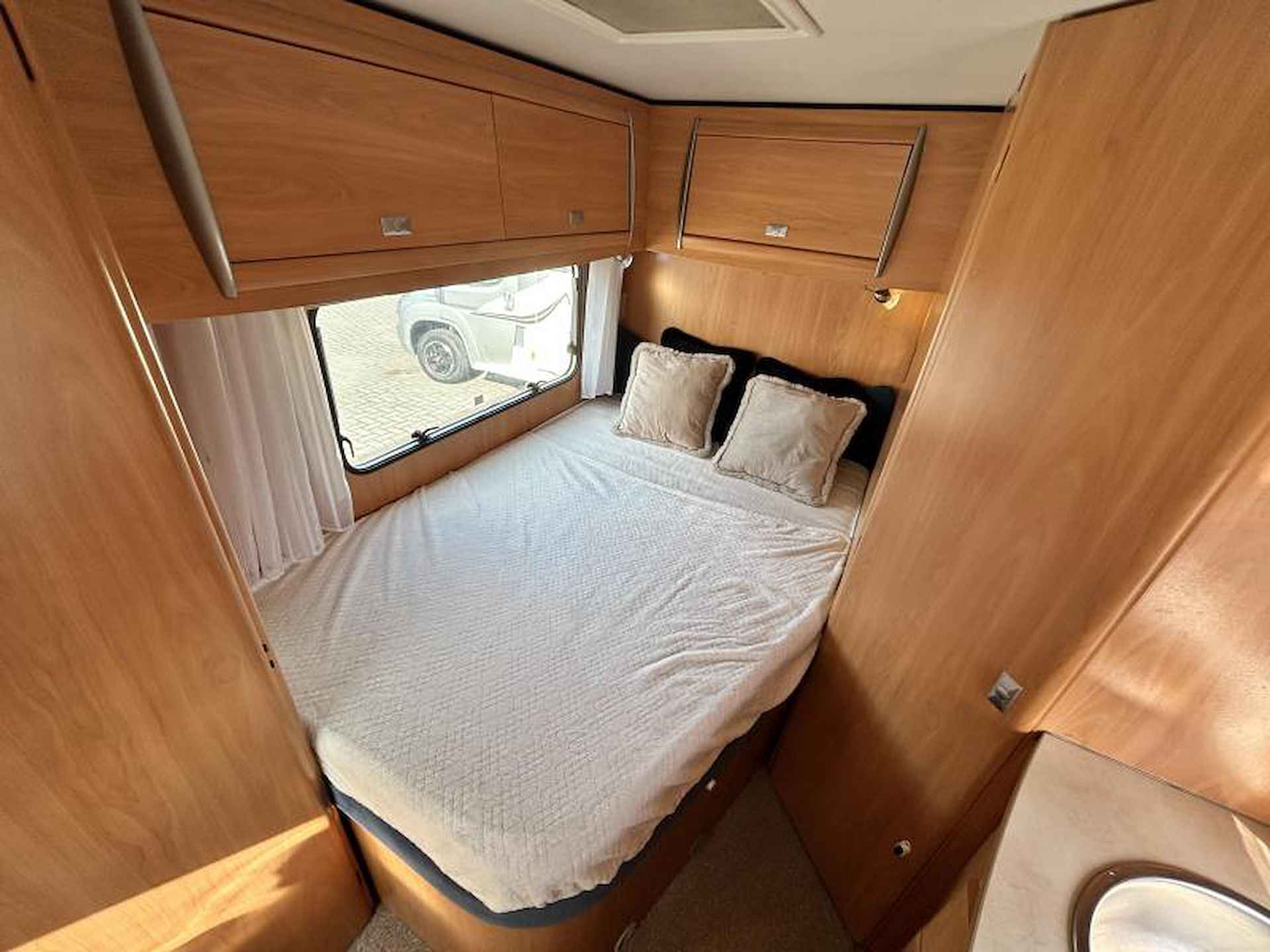 Challenger Genesis 38 vastbed/2xAirco/Euro-4 - 18/23