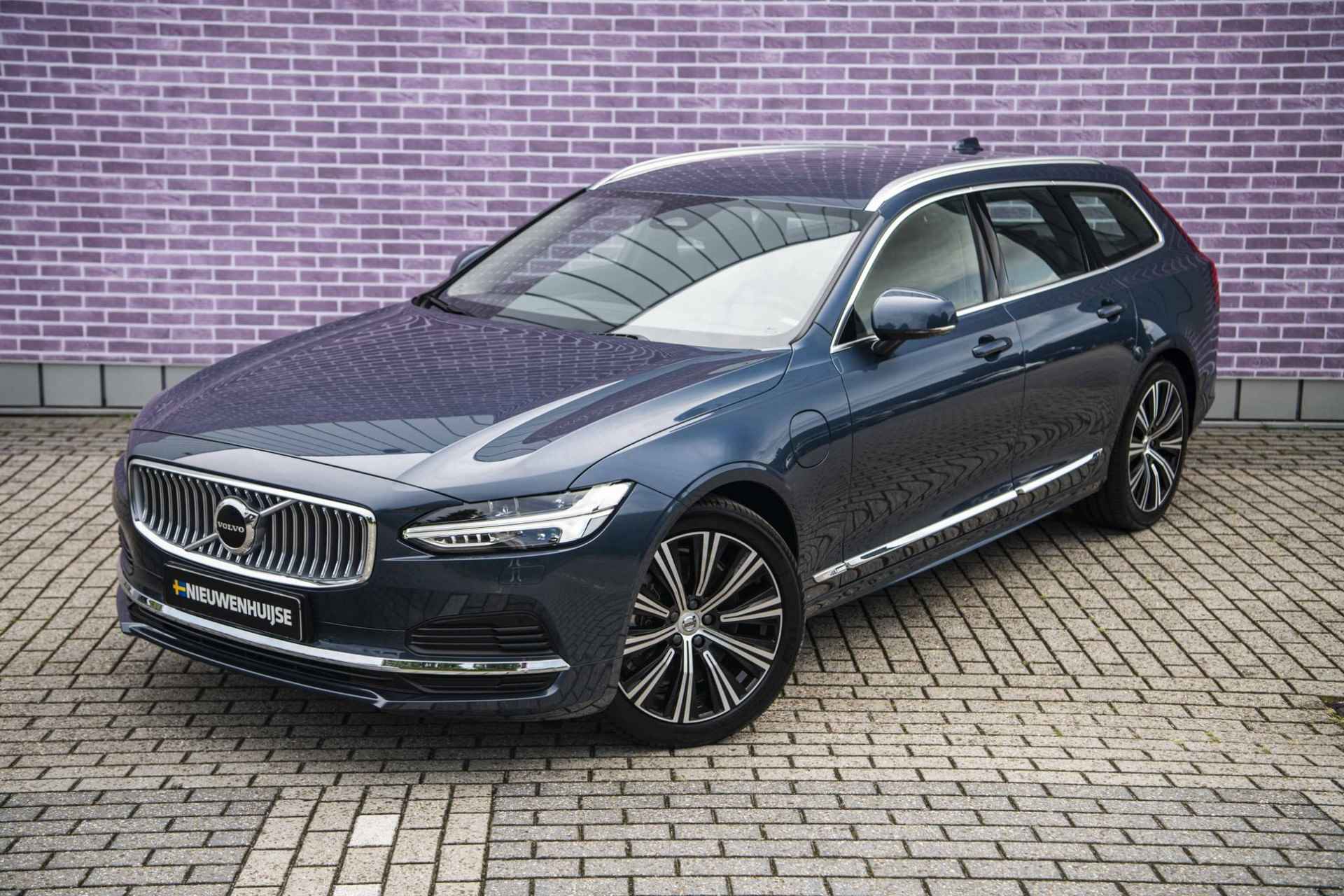 Volvo V90 2.0 T6 Recharge AWD Plus Bright Long Range | Panoramadak | Navigatie | Stoelverwarming | Parkeercamera | Elektrisch bedienbare stoelen met geheugen - 16/36