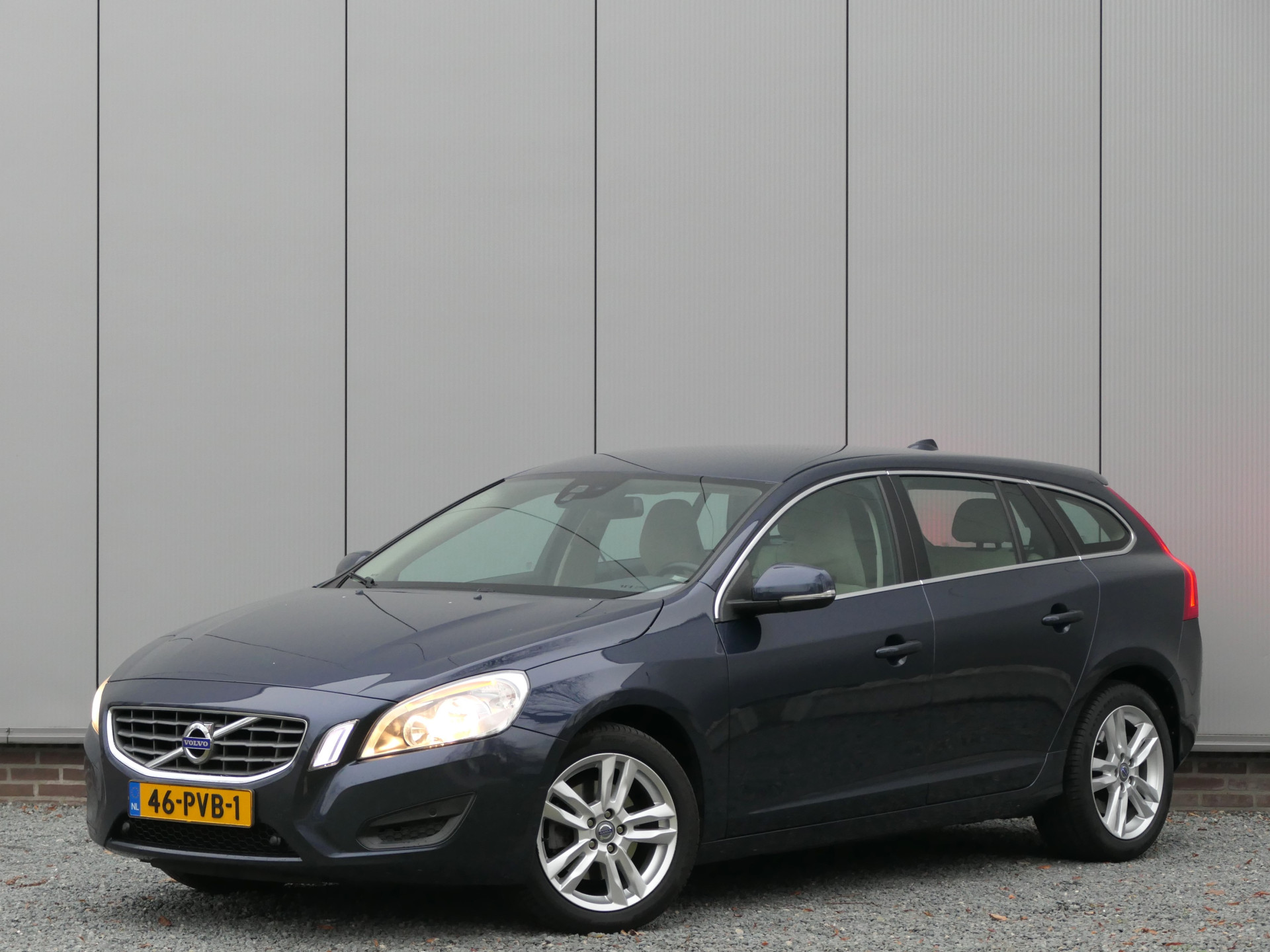 Volvo V60 T3 Momentum Navi / Bluetooth / Parkeersensoren voor en achter