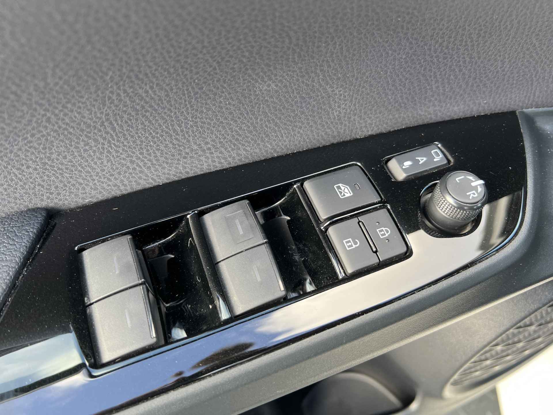 Toyota Prius 1.8 Dynamic |Apple Carplay/Android Auto | 10 jr GARANTIE | Rijklaar!! - 38/45