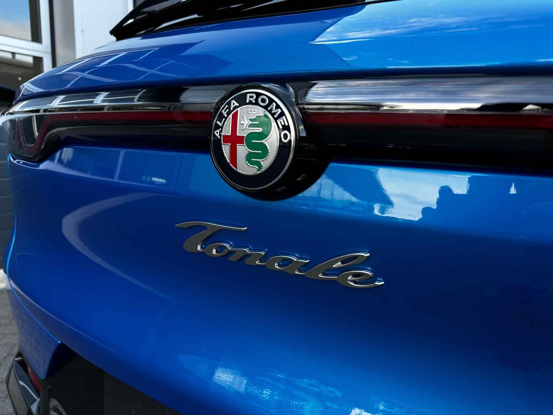 Alfa Romeo TONALE 1.5T Hybrid Edizione Speciale|RIJKLAAR|20 inch|Stoel/Stuur verw|Carplay|Camera|Alcantara - 4/36