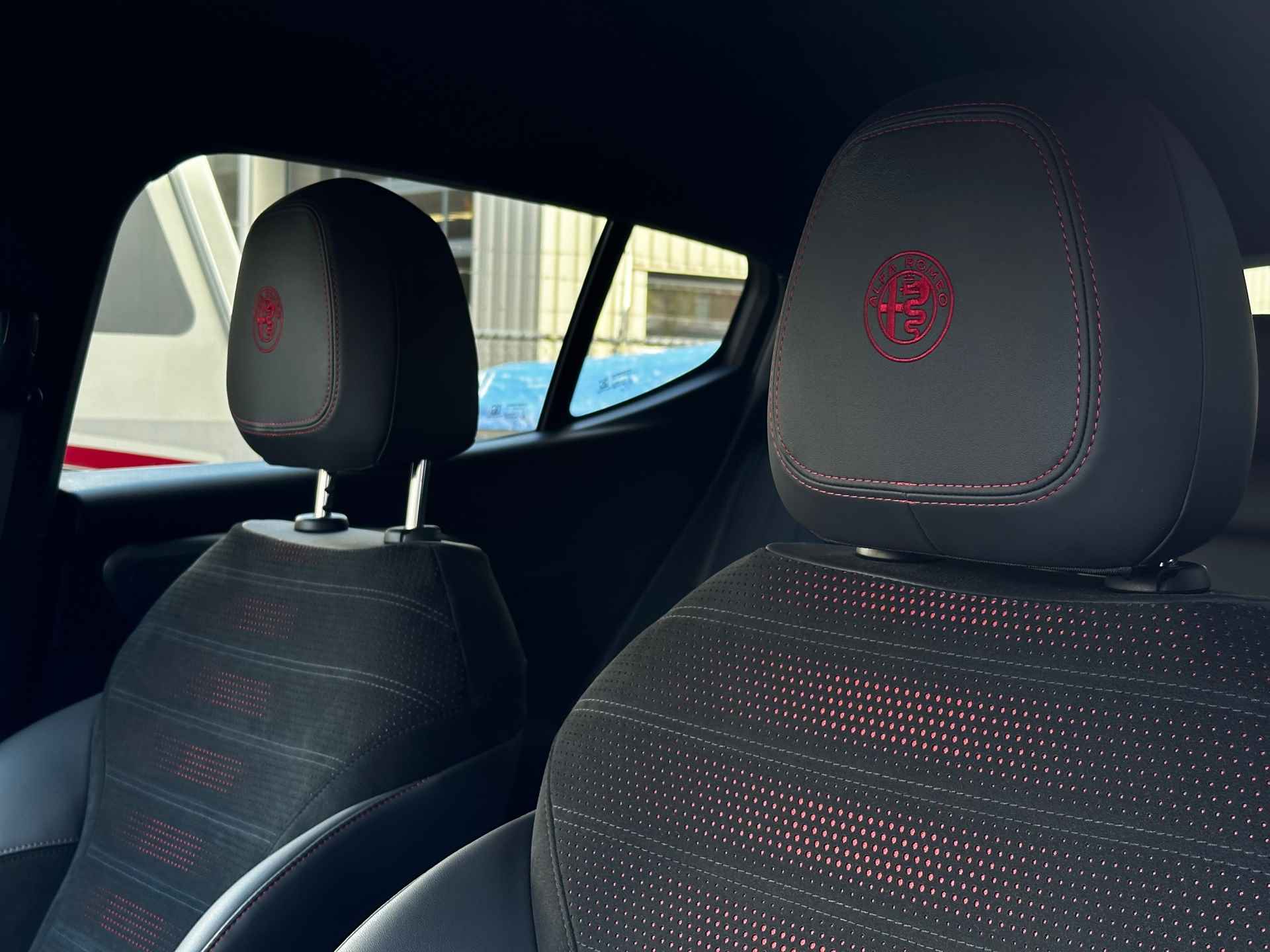 Alfa Romeo TONALE 1.5T Hybrid Edizione Speciale|RIJKLAAR|20 inch|Stoel/Stuur verw|Carplay|Camera|Alcantara - 9/36