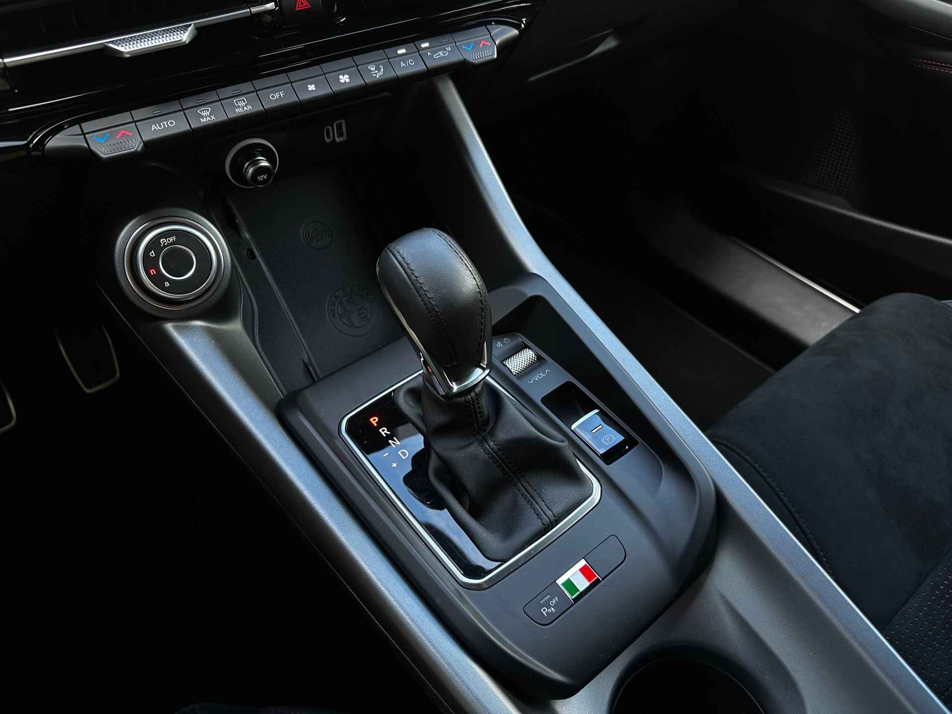 Alfa Romeo TONALE 1.5T Hybrid Edizione Speciale|RIJKLAAR|20 inch|Stoel/Stuur verw|Carplay|Camera|Alcantara - 14/36