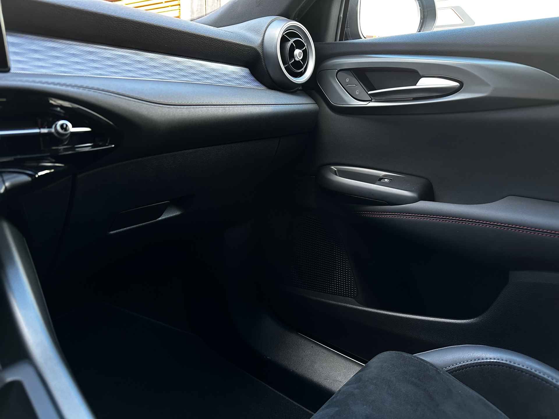 Alfa Romeo TONALE 1.5T Hybrid Edizione Speciale|RIJKLAAR|20 inch|Stoel/Stuur verw|Carplay|Camera|Alcantara - 34/36