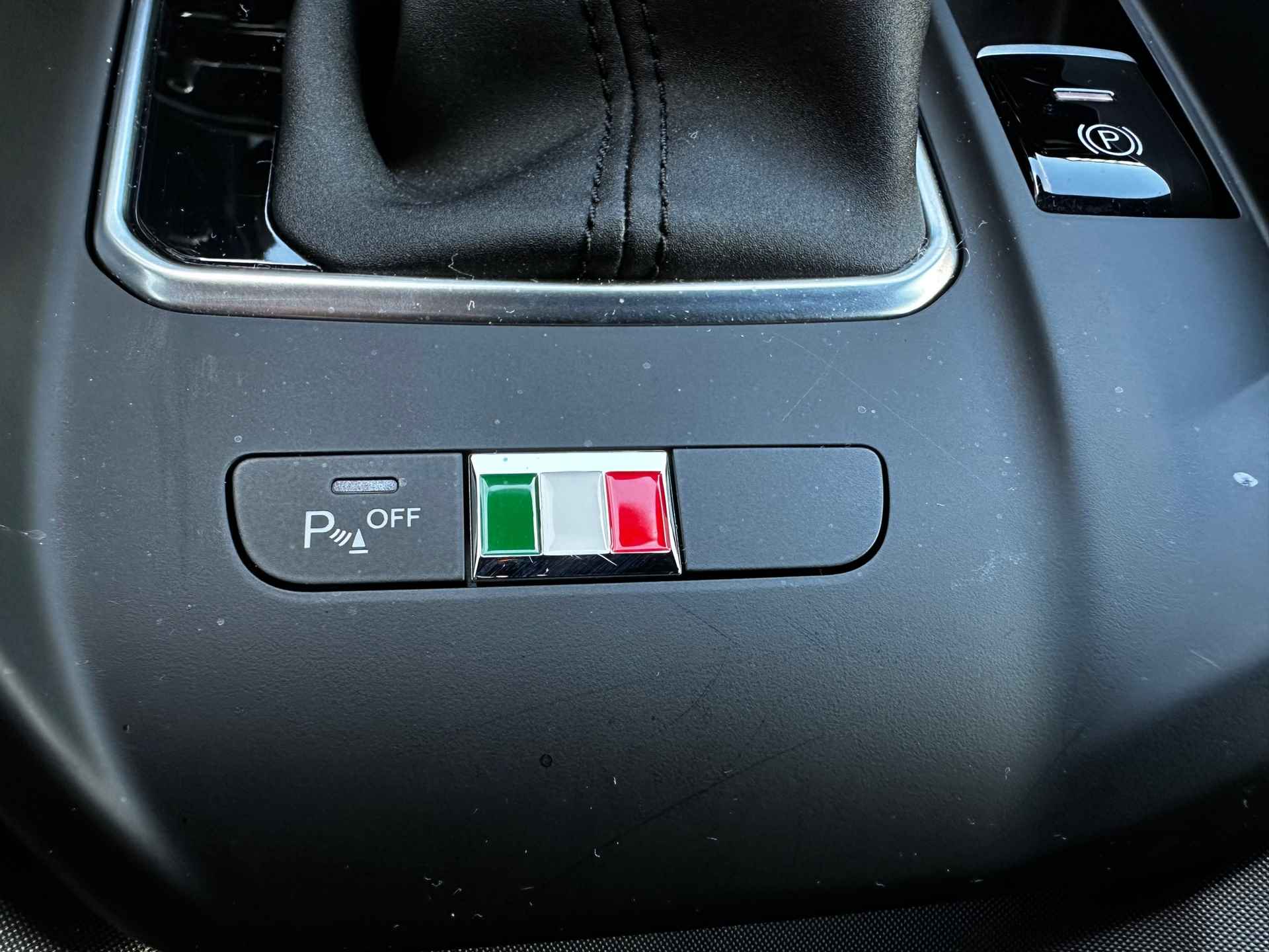 Alfa Romeo TONALE 1.5T Hybrid Edizione Speciale|RIJKLAAR|20 inch|Stoel/Stuur verw|Carplay|Camera|Alcantara - 35/36