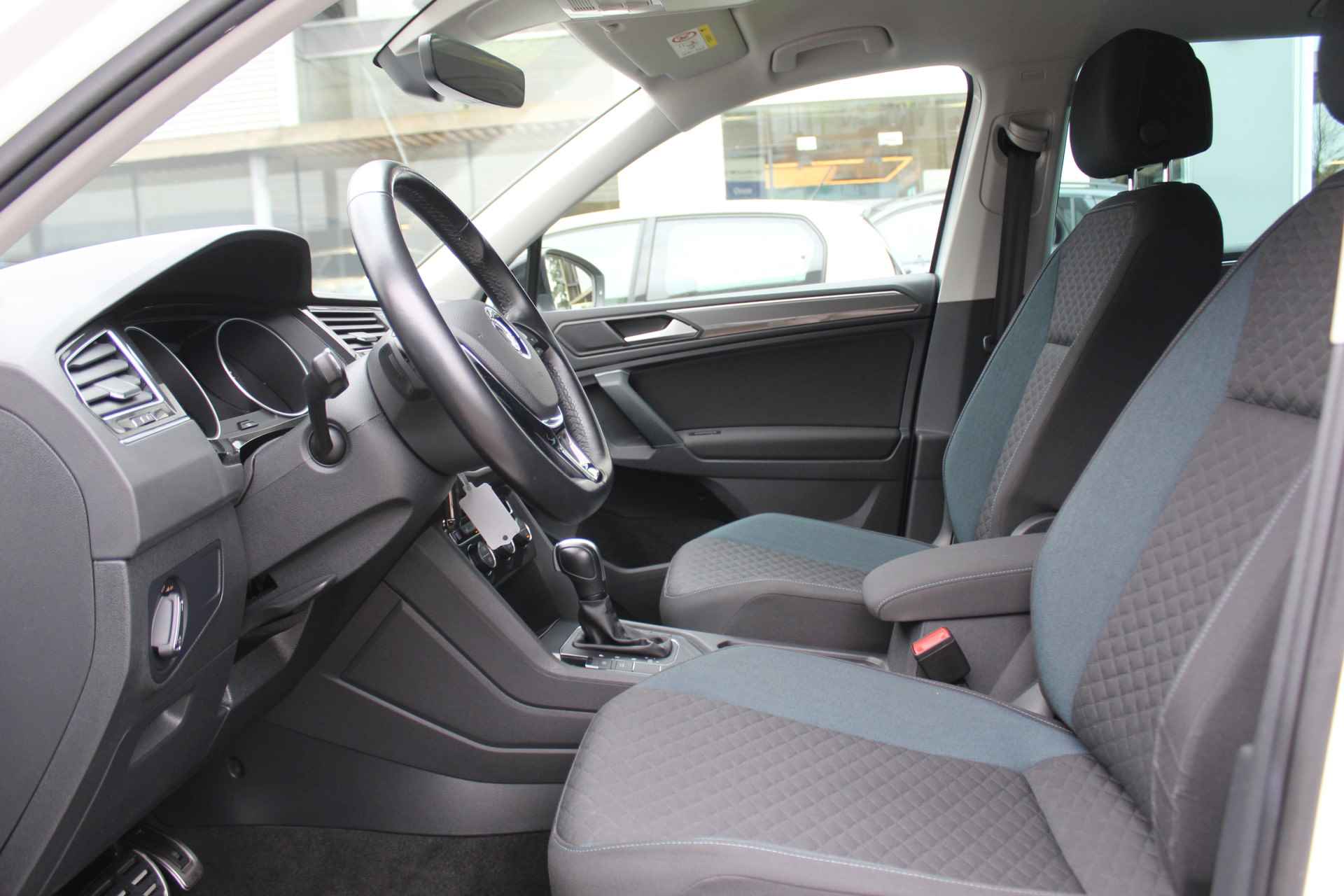 Volkswagen Tiguan 1.5 TSI ACT Comfortline Business / NAVI / APP.Connect / Trekhaak / Dodehoek sensor - 16/35