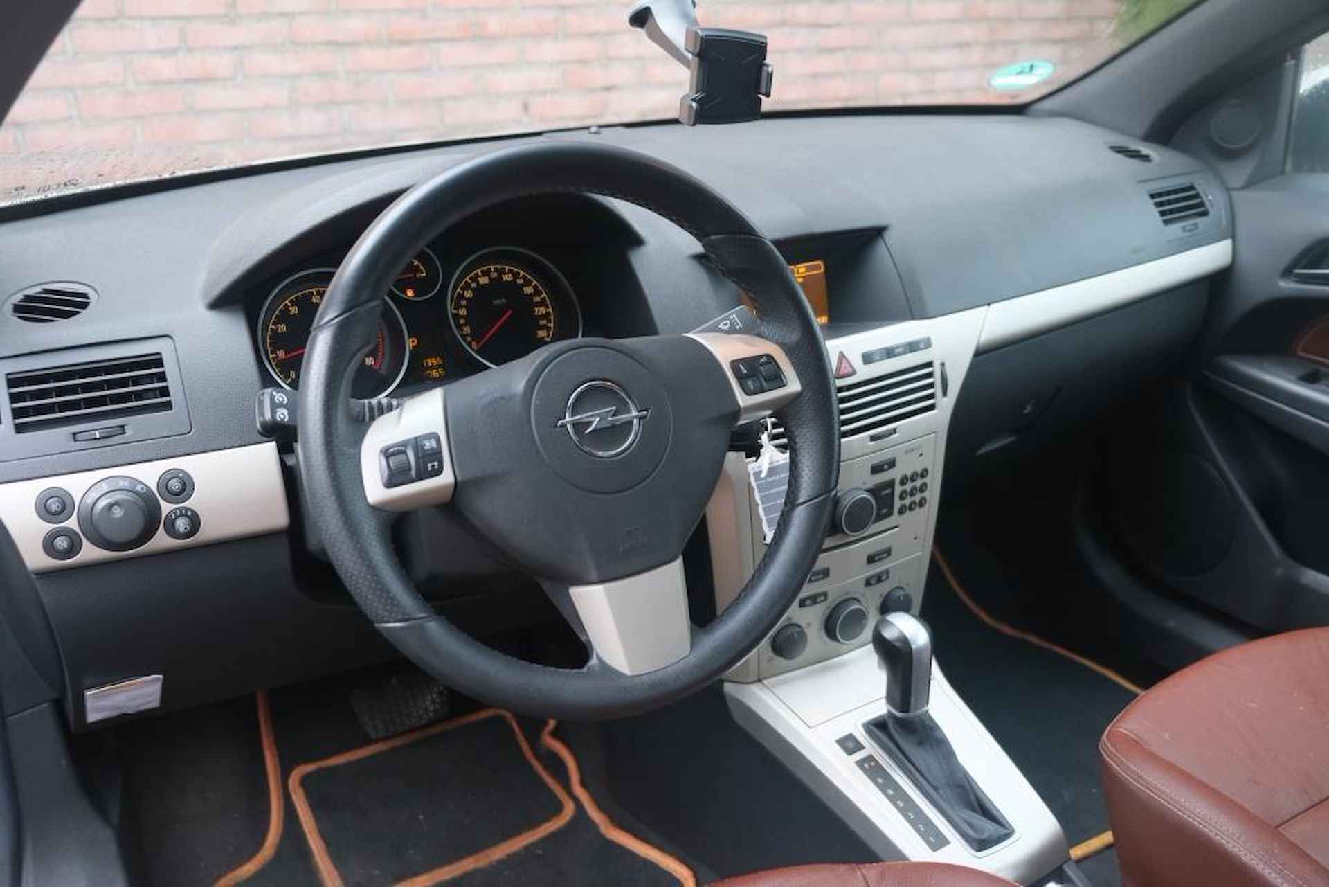 Opel Astra TwinTop 1.8 140pk Aut. Cosmo | Airco | Cruise | leder | Stoelverwarming | PDC - 6/22