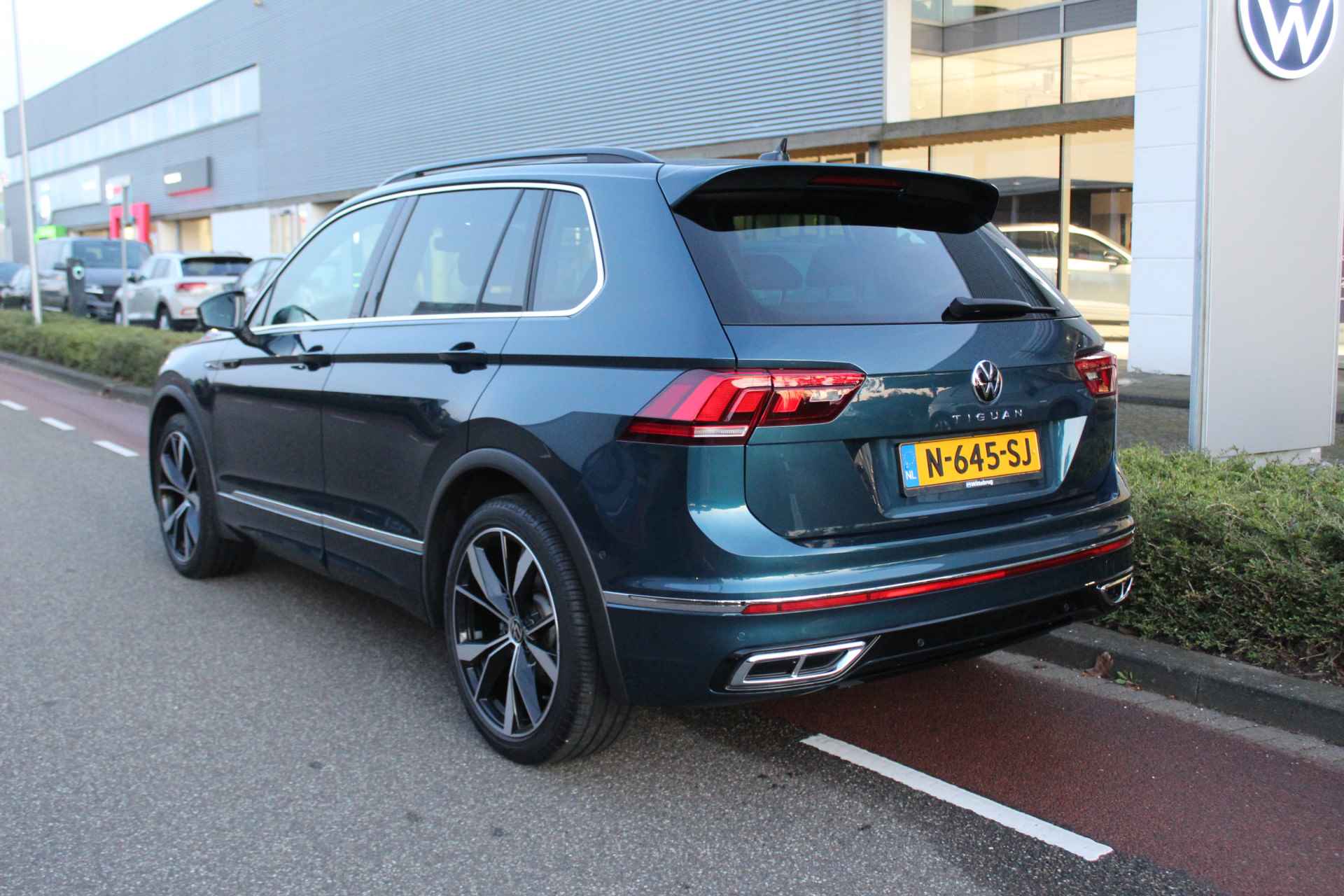 Volkswagen Tiguan 1.5 TSI R-Line / NAVI / APP.Connect / 20"LMV / Zwenkbare Trekhaak - 9/29