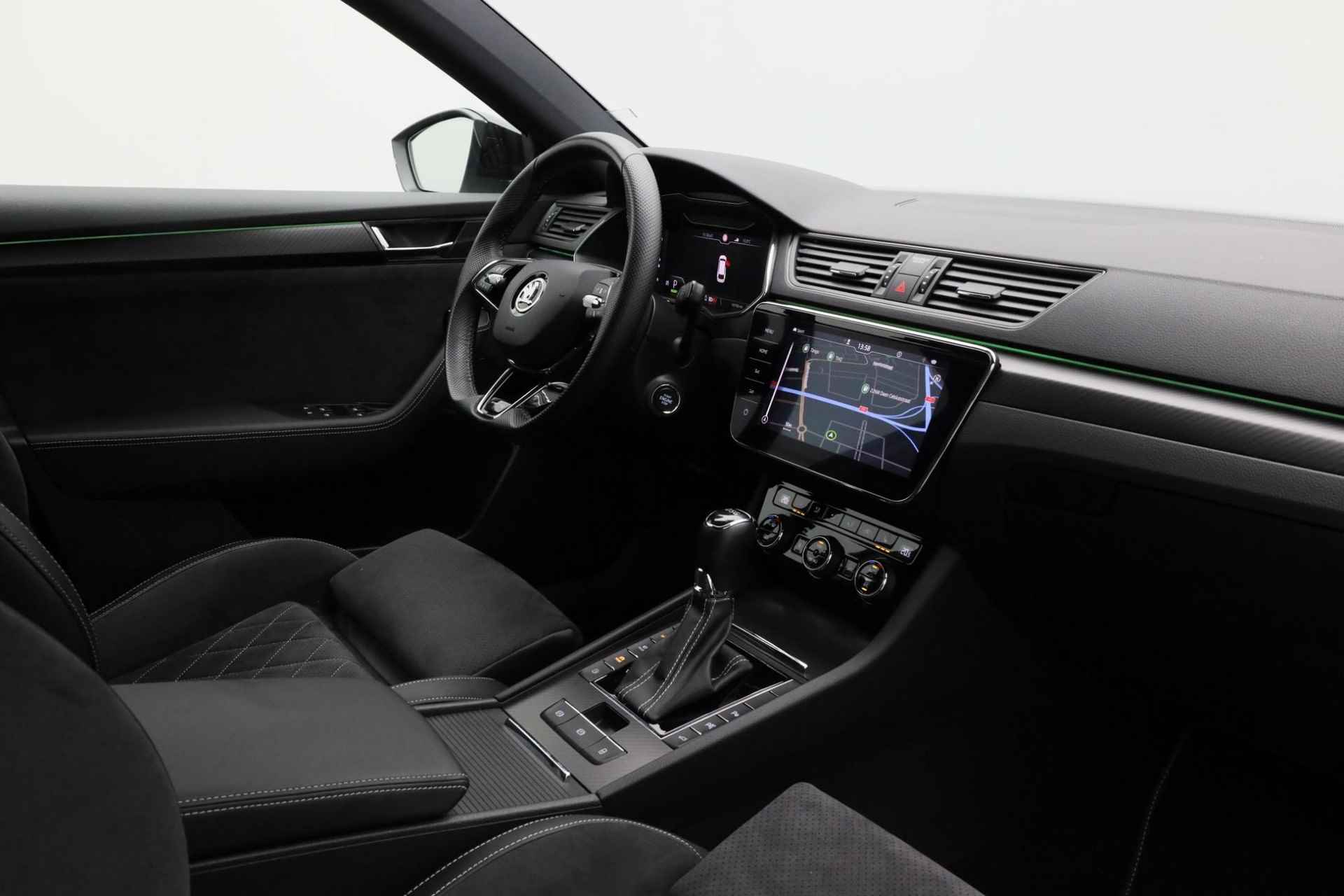 Skoda Superb Combi 1.4 TSI 218PK DSG iV Sportline Business | Pano | Trekhaak | CANTON | 360 camera | Matrix LED | Adaptief onderstel | Keyless | 19 inch - 45/52