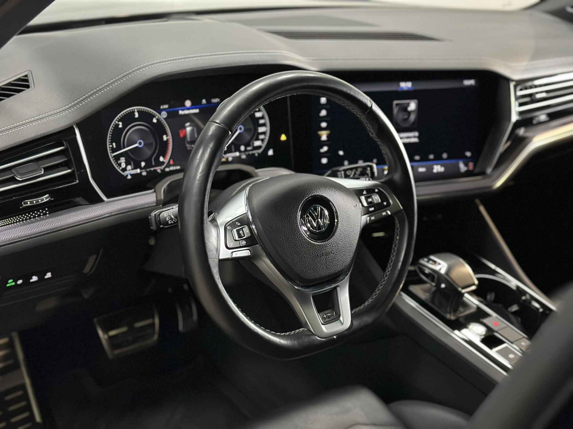 Volkswagen Touareg 3.0 TDI R-Line Incl BTW | Luchtvering | LED | Panorama | Leer | Trekhaak | Virtual | Dynaudio | Head-up | Adaptive Cruise | Isofix | NAP | - 17/52