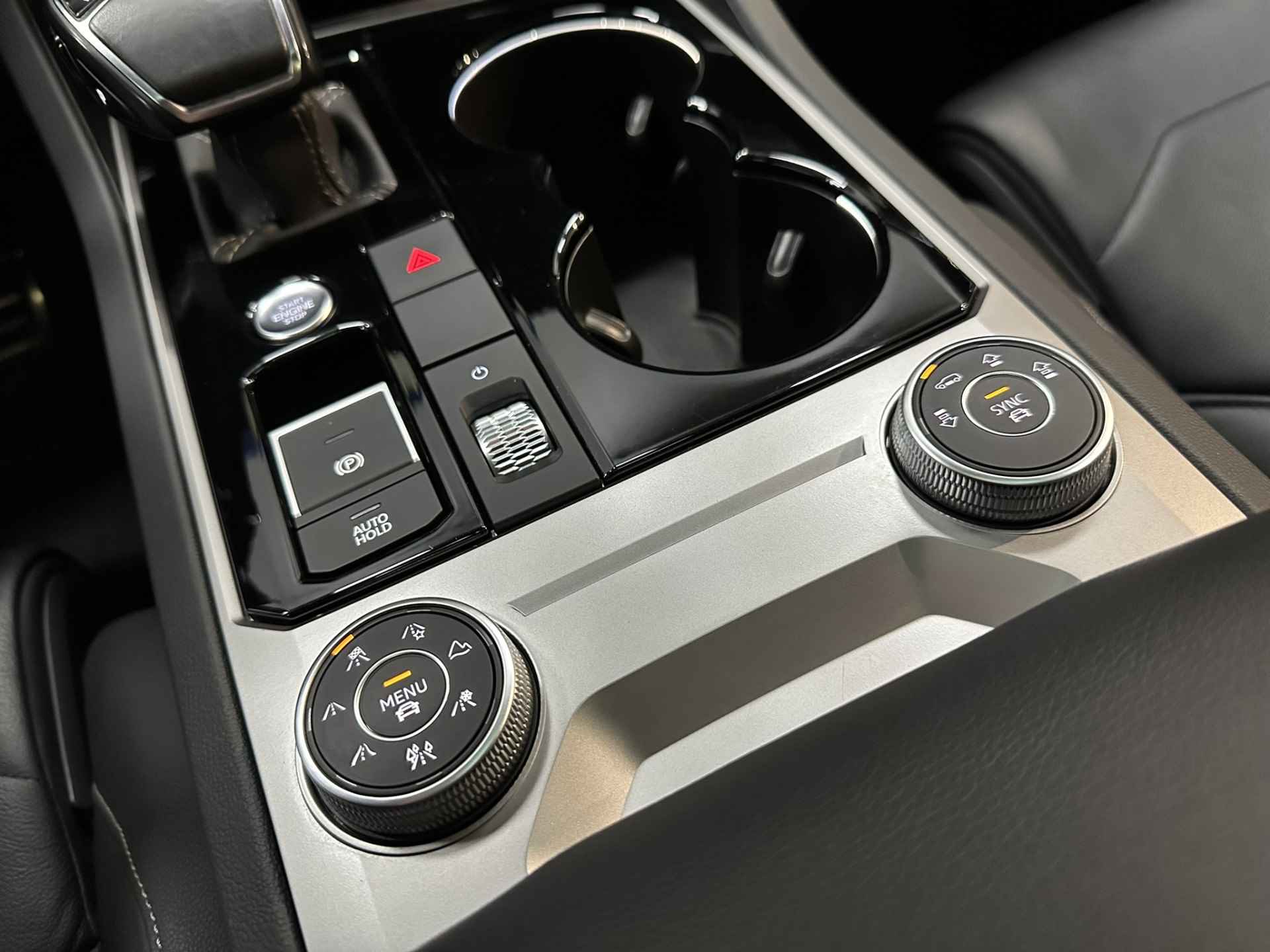 Volkswagen Touareg 3.0 TDI R-Line Incl BTW | Luchtvering | LED | Panorama | Leer | Trekhaak | Virtual | Dynaudio | Head-up | Adaptive Cruise | Isofix | NAP | - 30/52