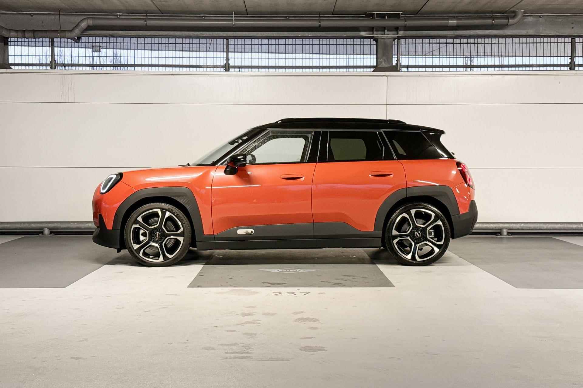 MINI Aceman SE Favoured 54.2 kWh | Pakket XL | Dak en spiegelkappen in Jetblack - 2/23