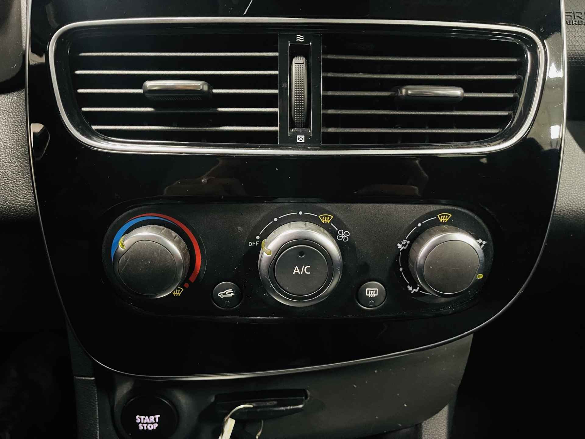 Renault Clio Estate 0.9 TCe Life Airco cruise controle Bluetooth 5 deurs dealer onderhouden zeer mooie auto met weinig km - 14/18