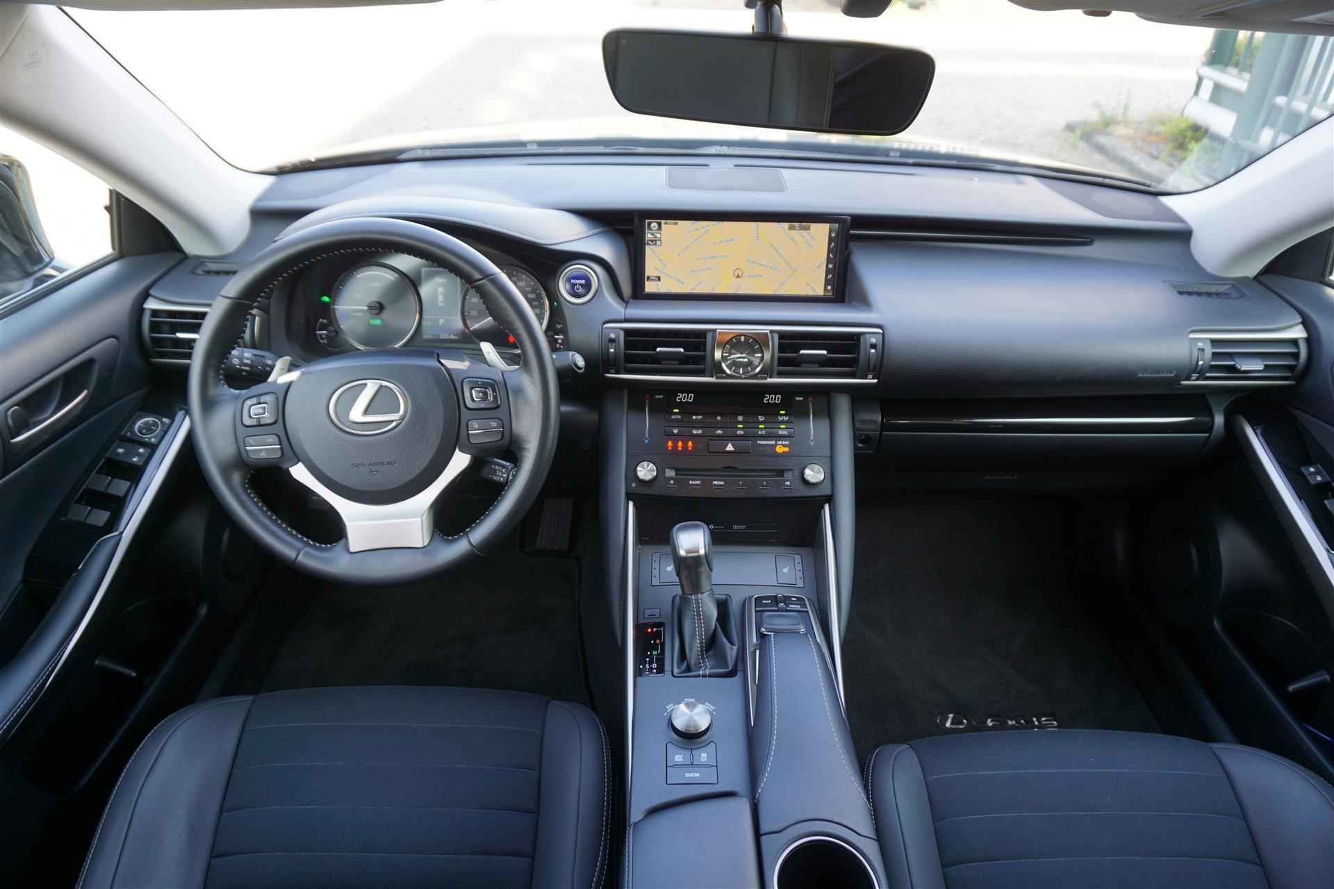 Lexus IS 300h Hybrid Dealer-onderhouden|Premium-Navigatie|Stoelverwarming|Business Line - 2/41
