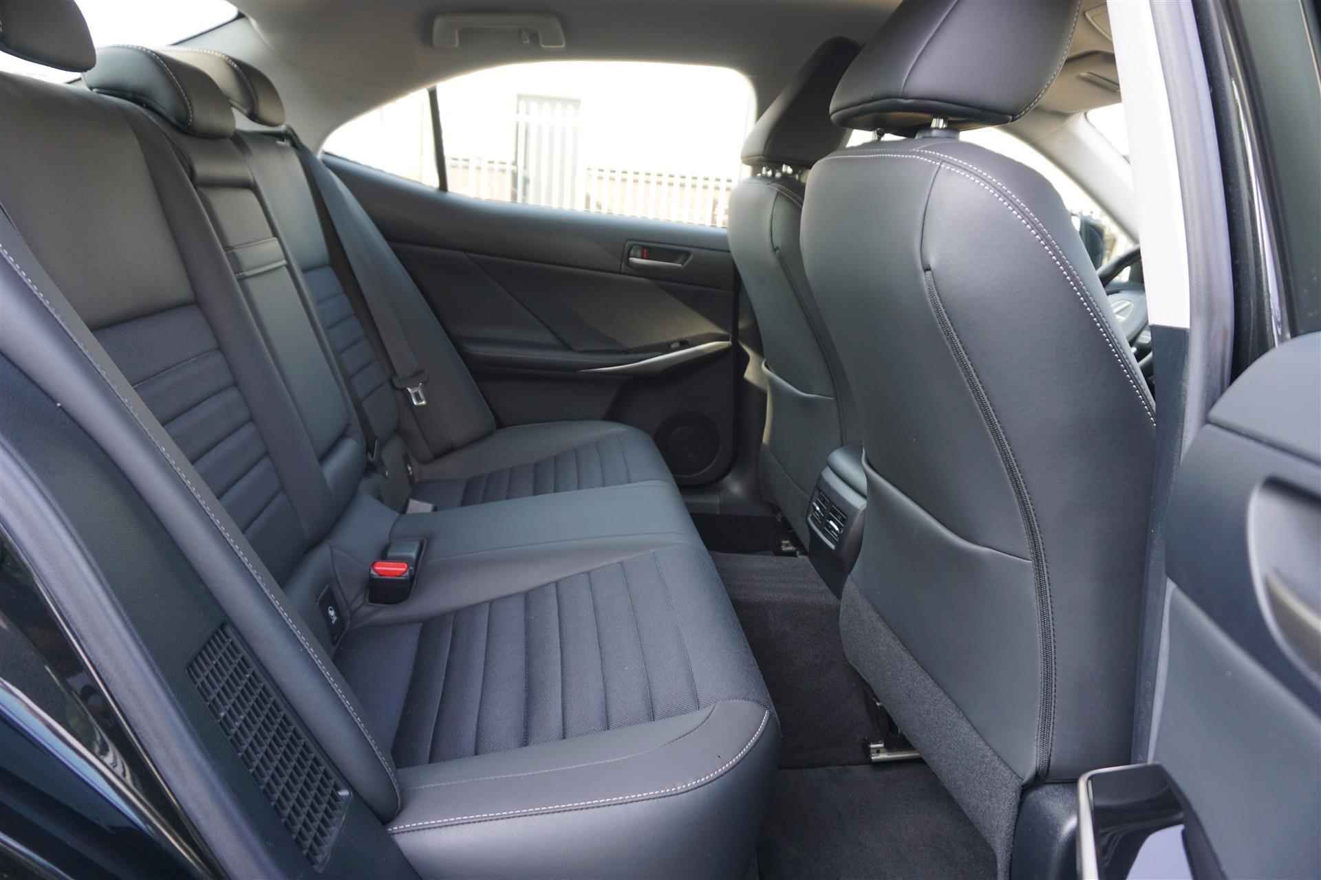 Lexus IS 300h Hybrid Dealer-onderhouden|Premium-Navigatie|Stoelverwarming|Business Line - 10/41