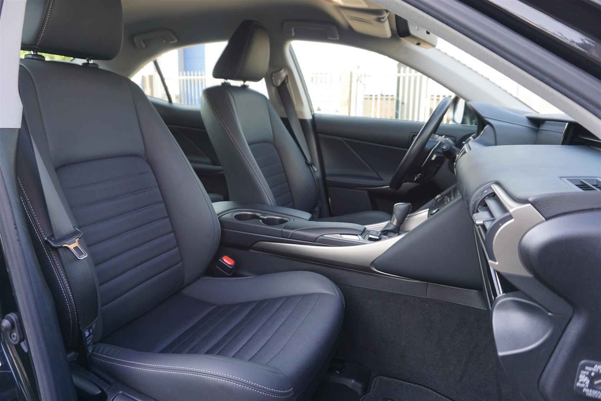 Lexus IS 300h Hybrid Dealer-onderhouden|Premium-Navigatie|Stoelverwarming|Business Line - 11/41