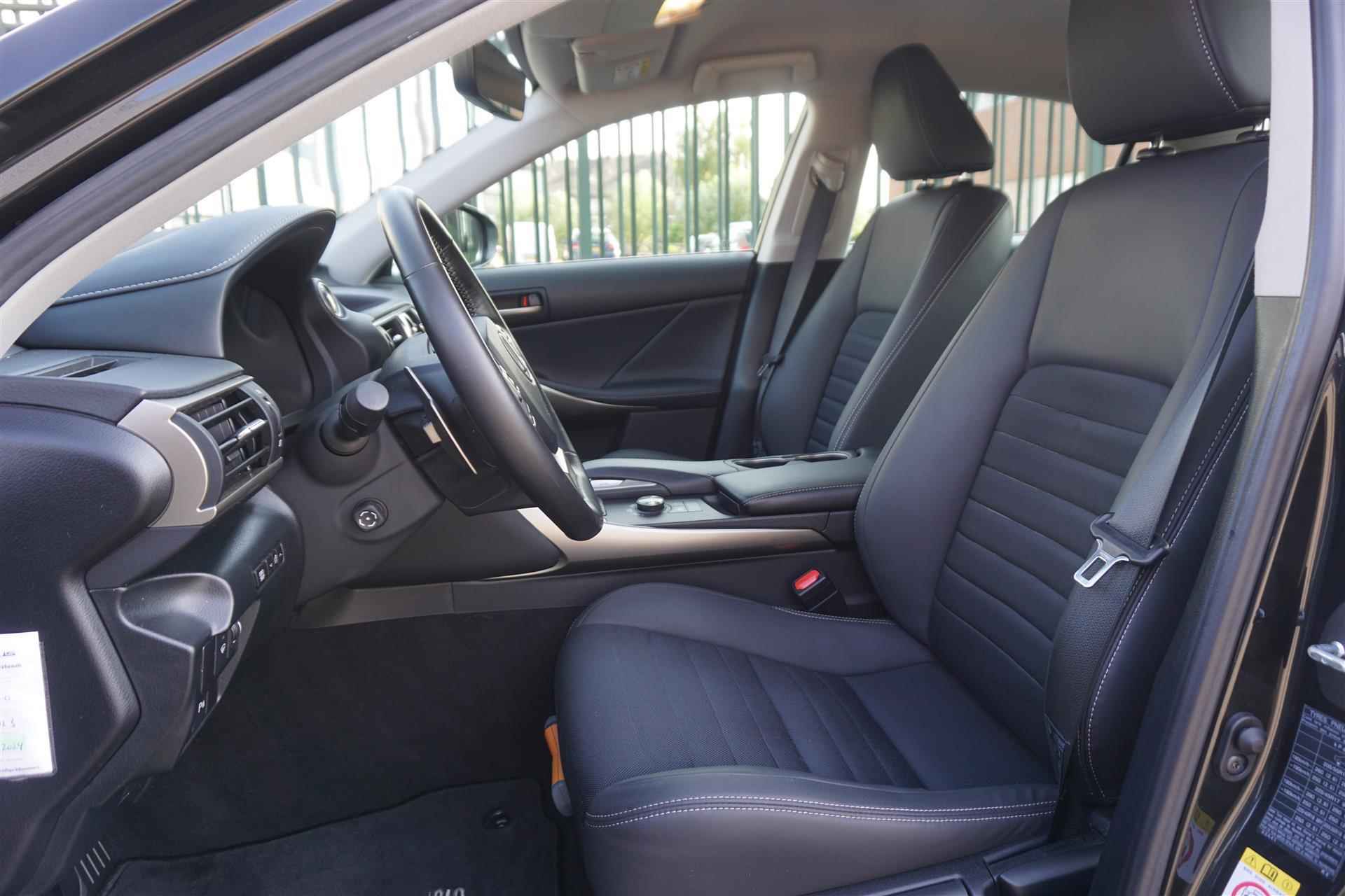 Lexus IS 300h Hybrid Dealer-onderhouden|Premium-Navigatie|Stoelverwarming|Business Line - 28/41