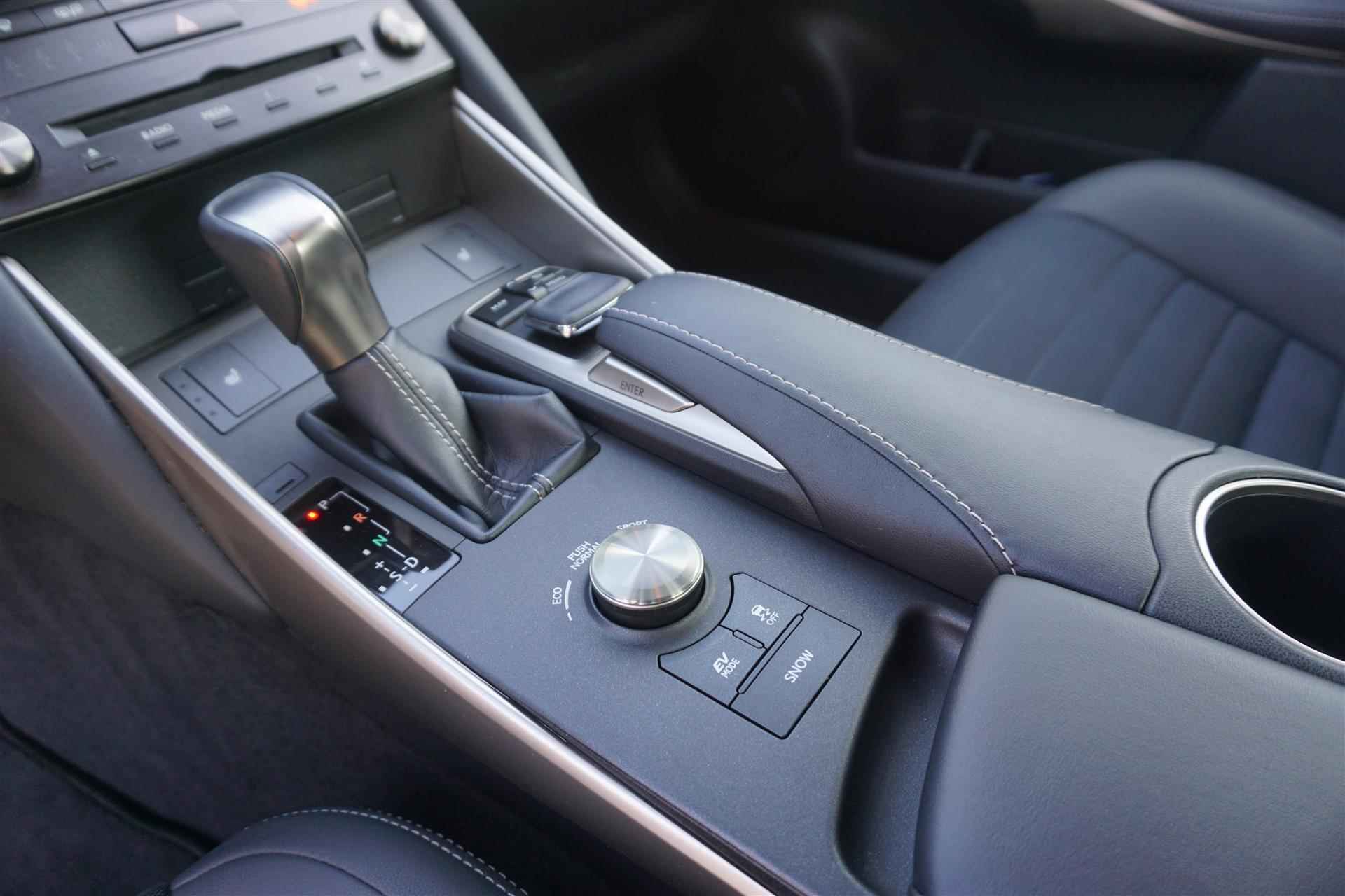 Lexus IS 300h Hybrid Dealer-onderhouden|Premium-Navigatie|Stoelverwarming|Business Line - 29/41