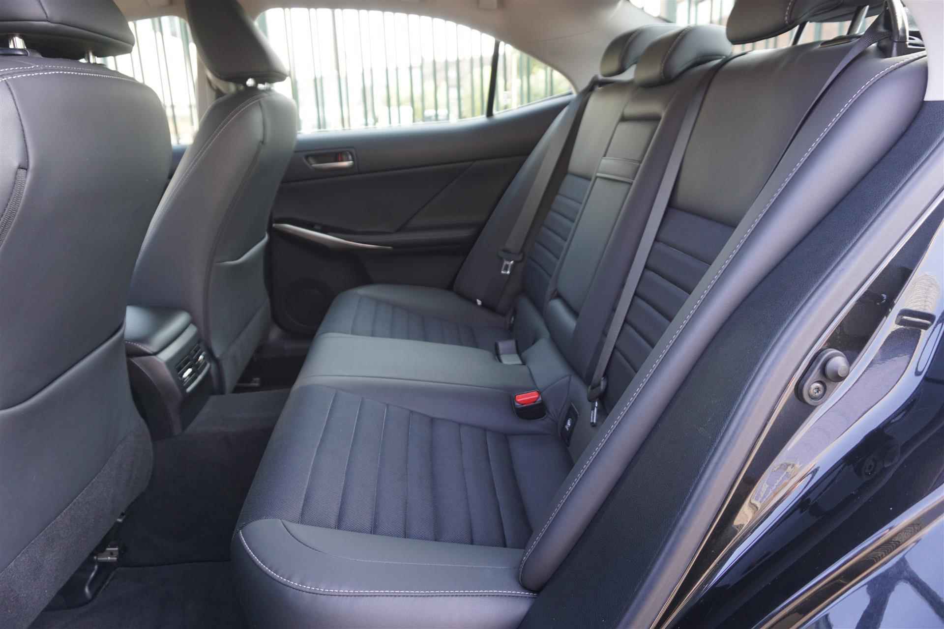 Lexus IS 300h Hybrid Dealer-onderhouden|Premium-Navigatie|Stoelverwarming|Business Line - 31/41