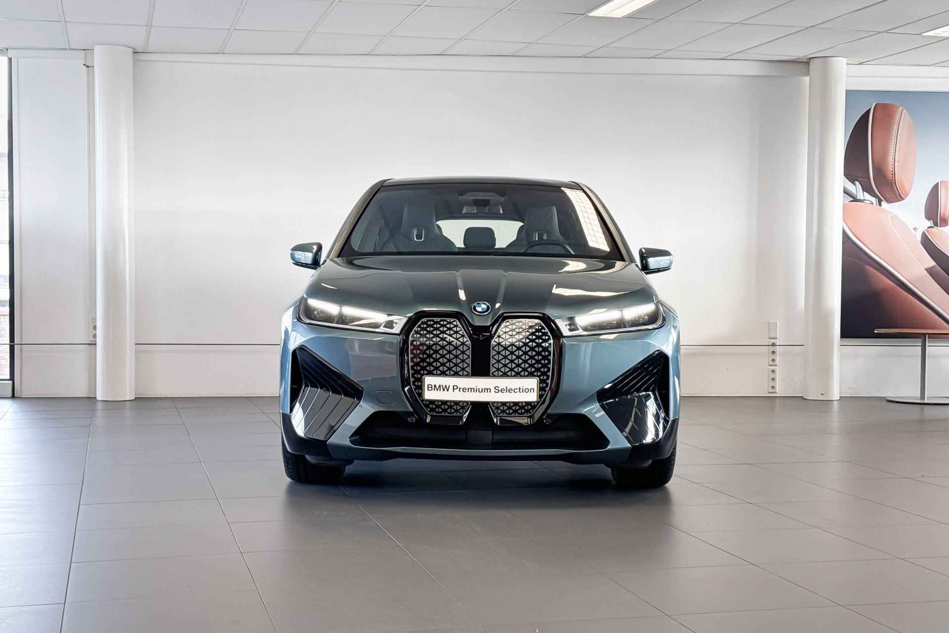 BMW iX xDrive40 Business Edition Plus 77 kWh | Sky Lounge | Stoelverwarming/ventilatie | Harman Kardon | Soft Close | - 4/28