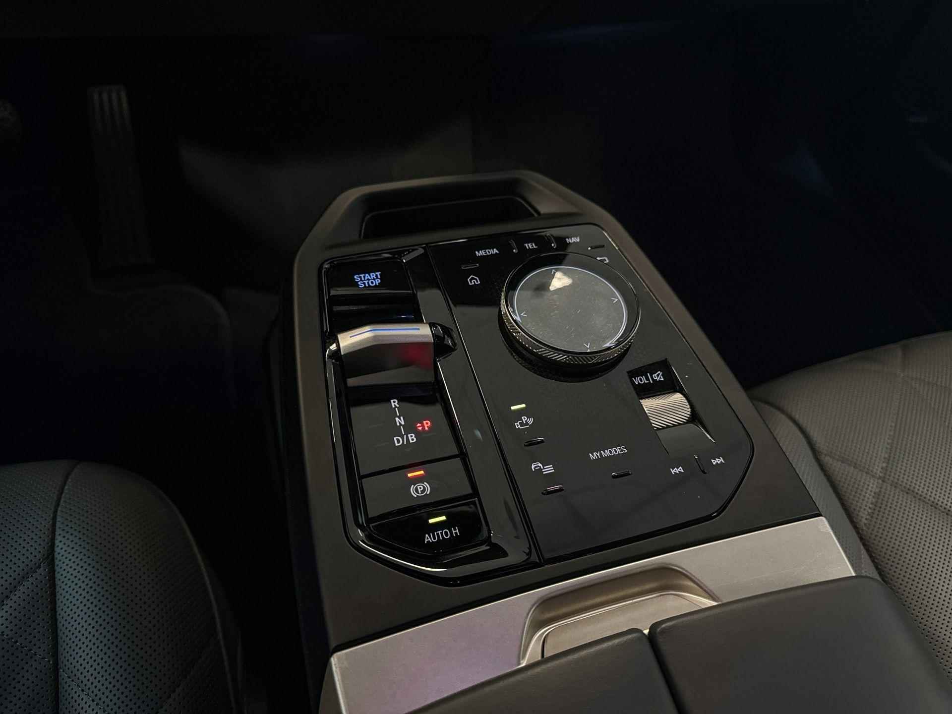 BMW iX xDrive40 Business Edition Plus 77 kWh | Sky Lounge | Stoelverwarming/ventilatie | Harman Kardon | Soft Close | - 15/28