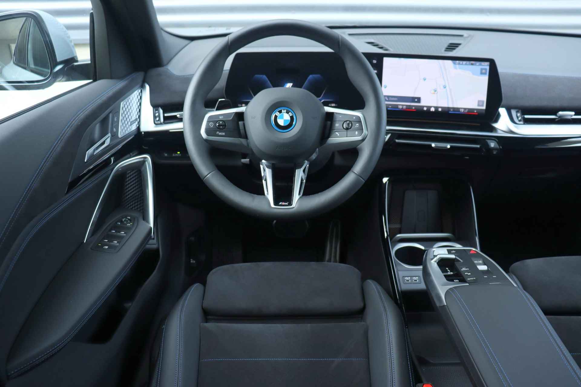 BMW iX2 xDrive30 | M Sportpakket Pro | Innovation Pack | Panodak | Harman Kardon | Head-Up | Trekhaak | 20'' LMV - 9/33